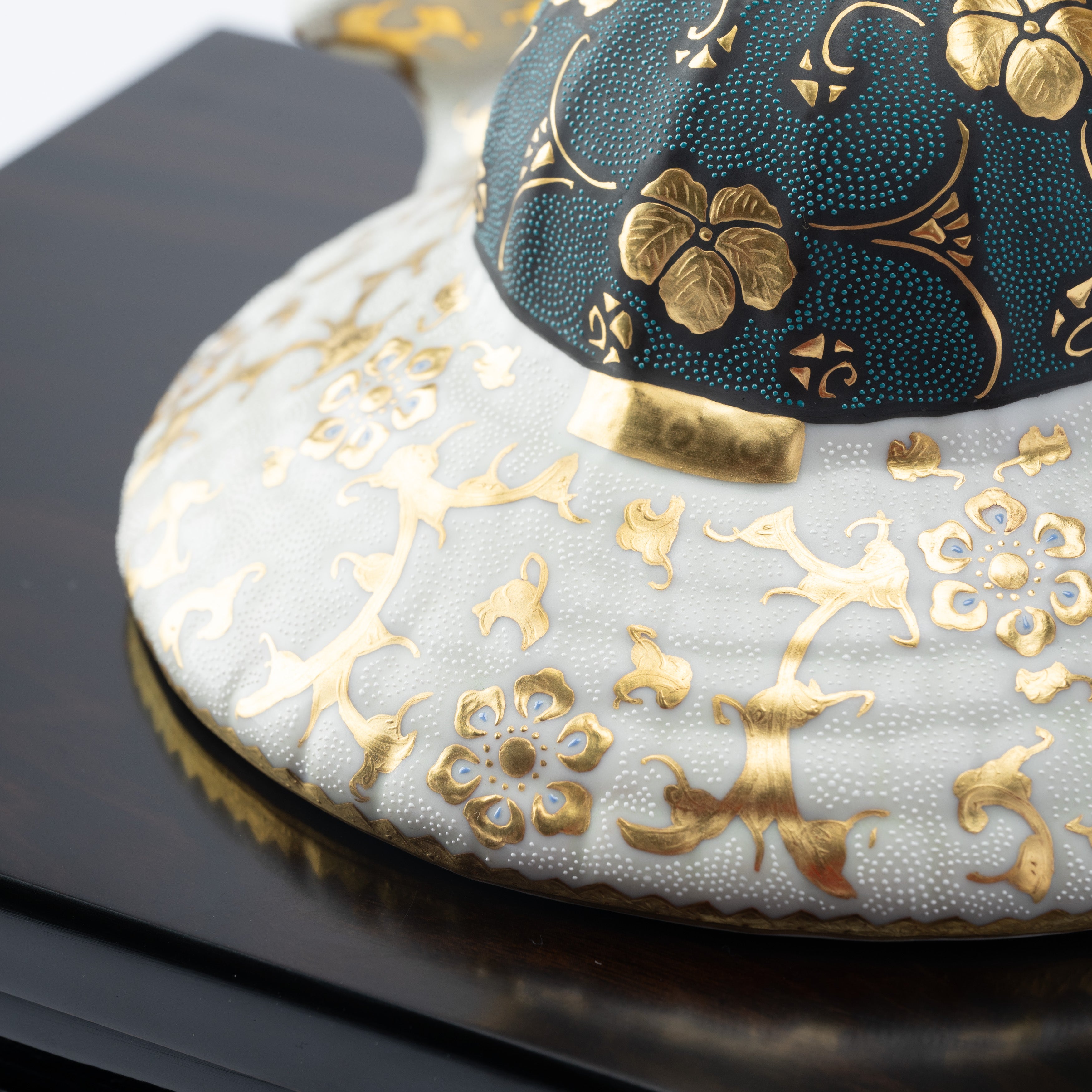 Morikin Aochibu und Shirochibu Hosoge Muster Kabuto Samurai Helm Ornament