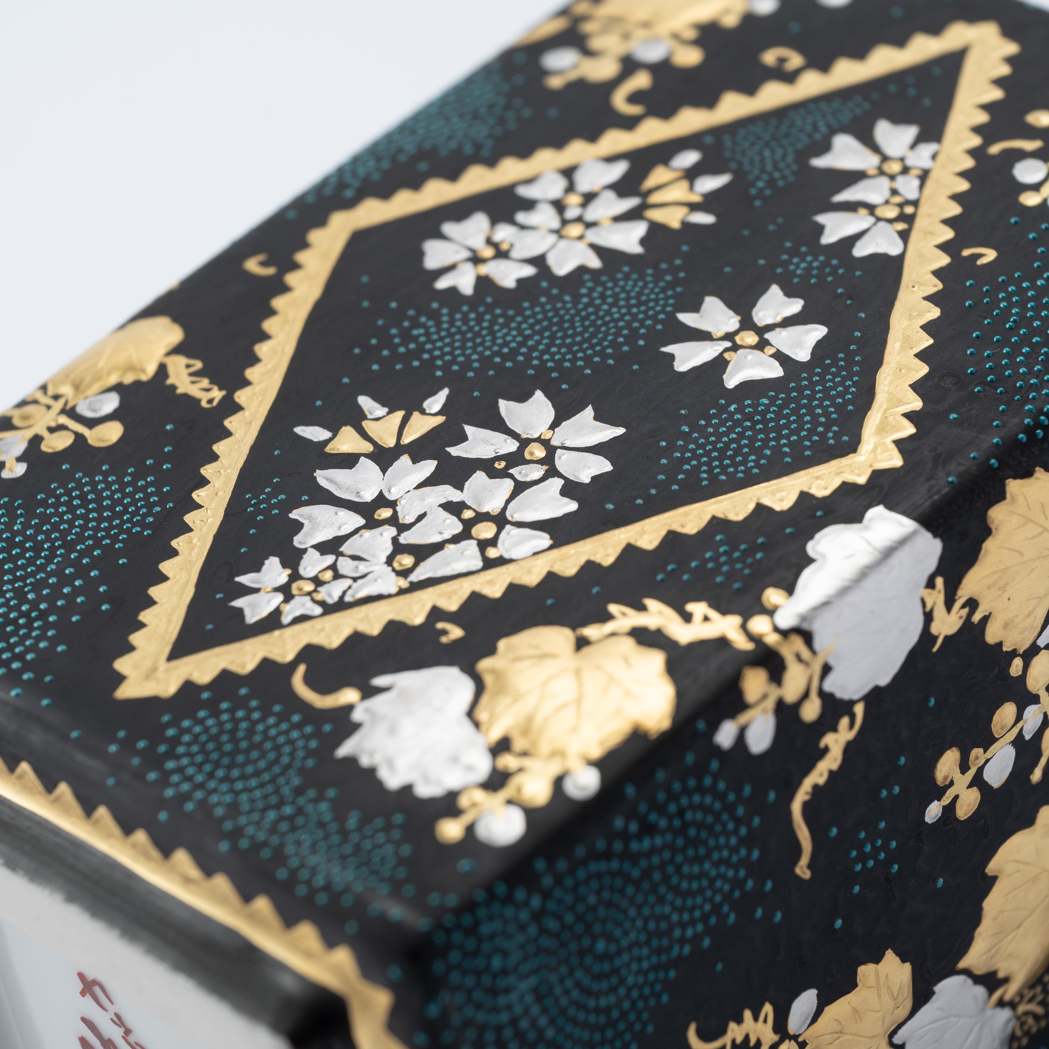 Morikin Aochibu Grape with Sakura and Maple Leaves Vase
