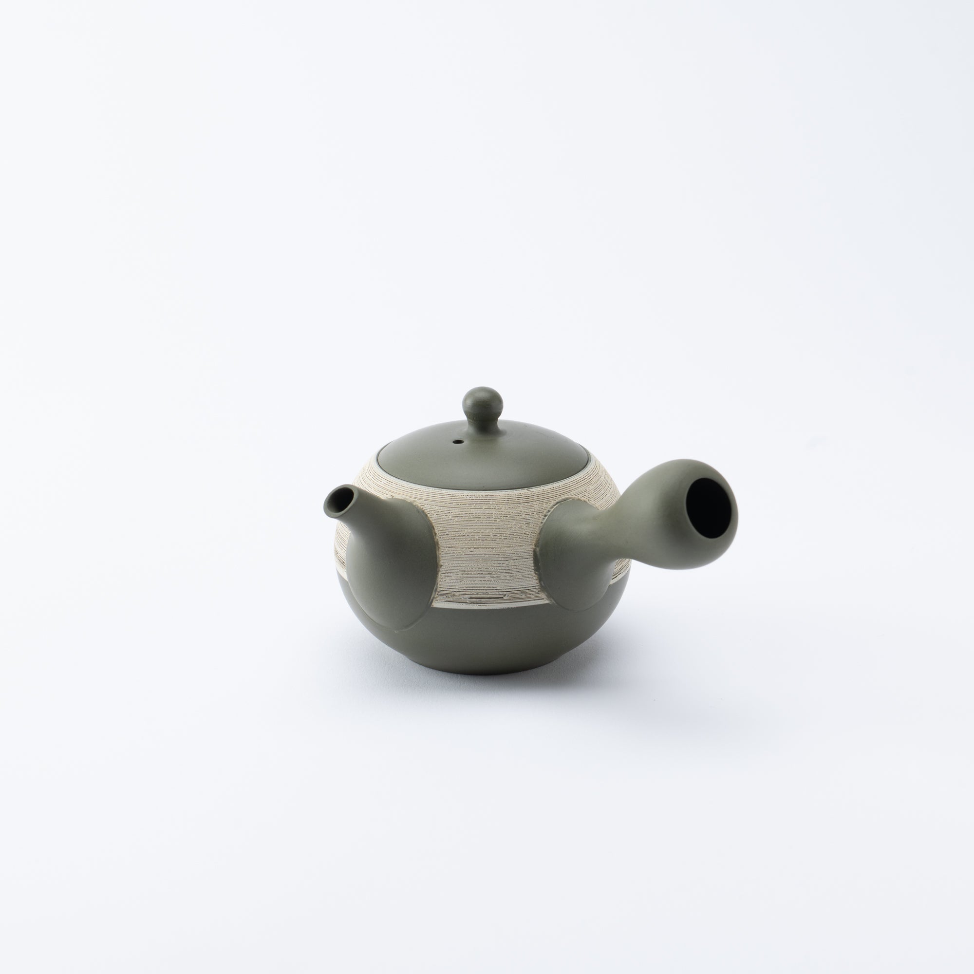 Tetera japonesa de arcilla verde ciruela y corteza de pino