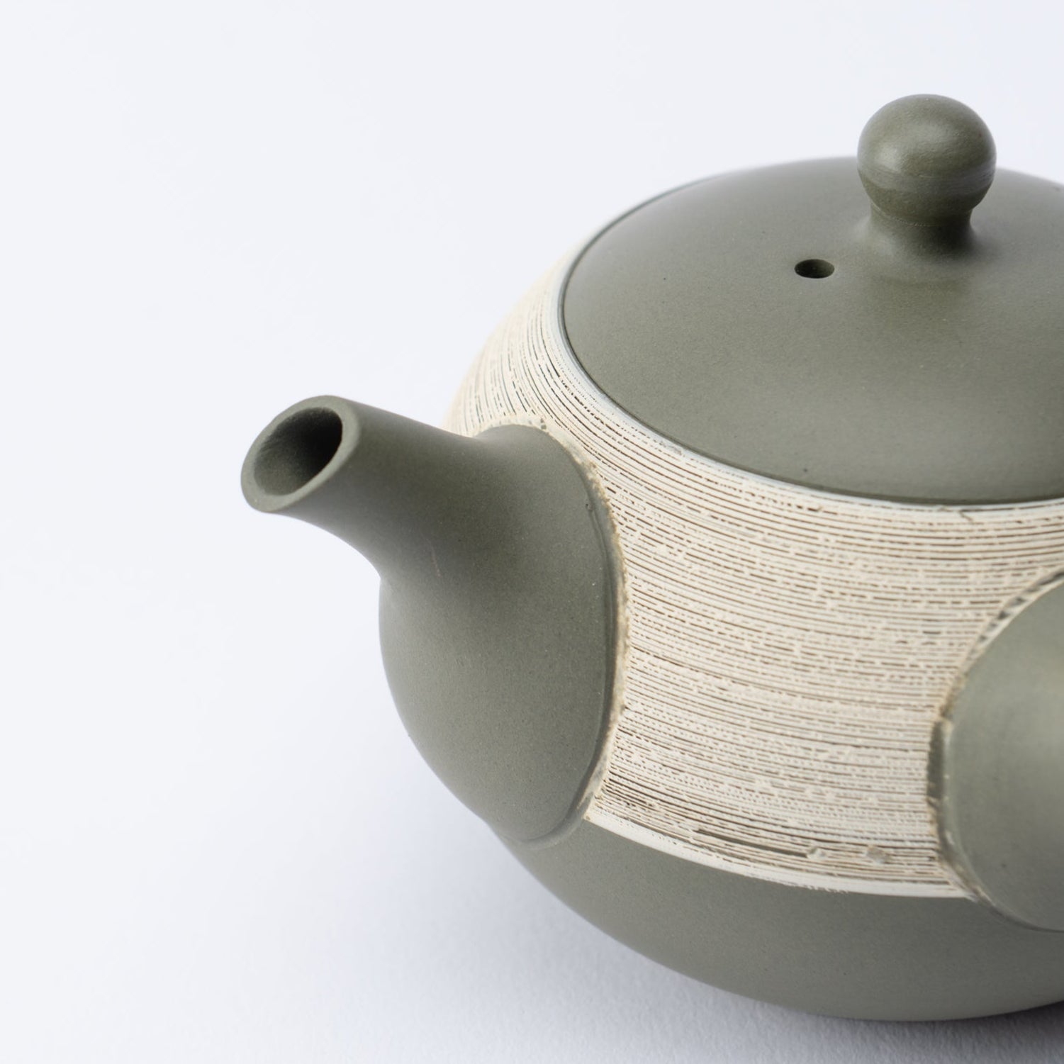 Tetera japonesa de arcilla verde ciruela y corteza de pino
