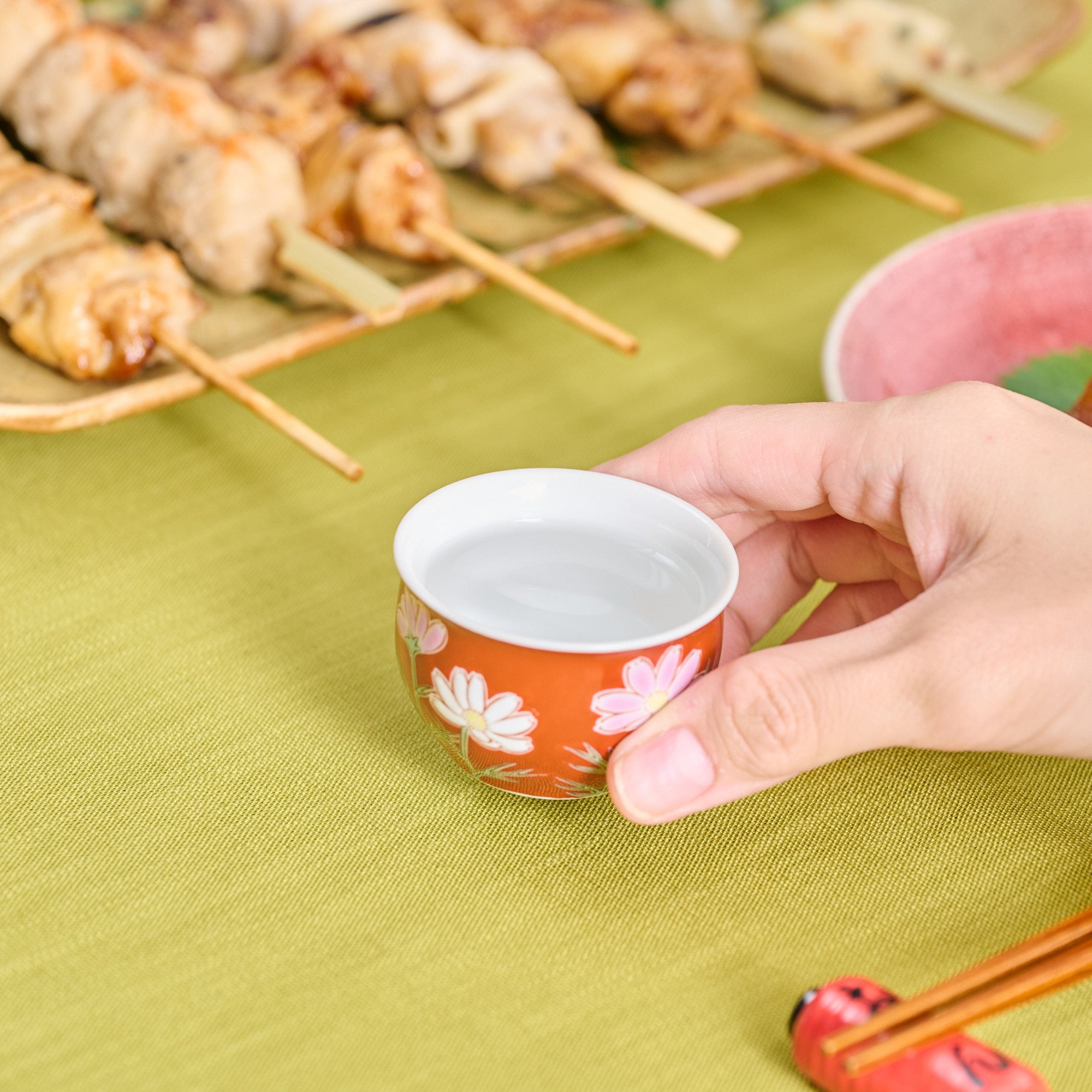 Juego de tazas de sake Ochoko con flores de temporada