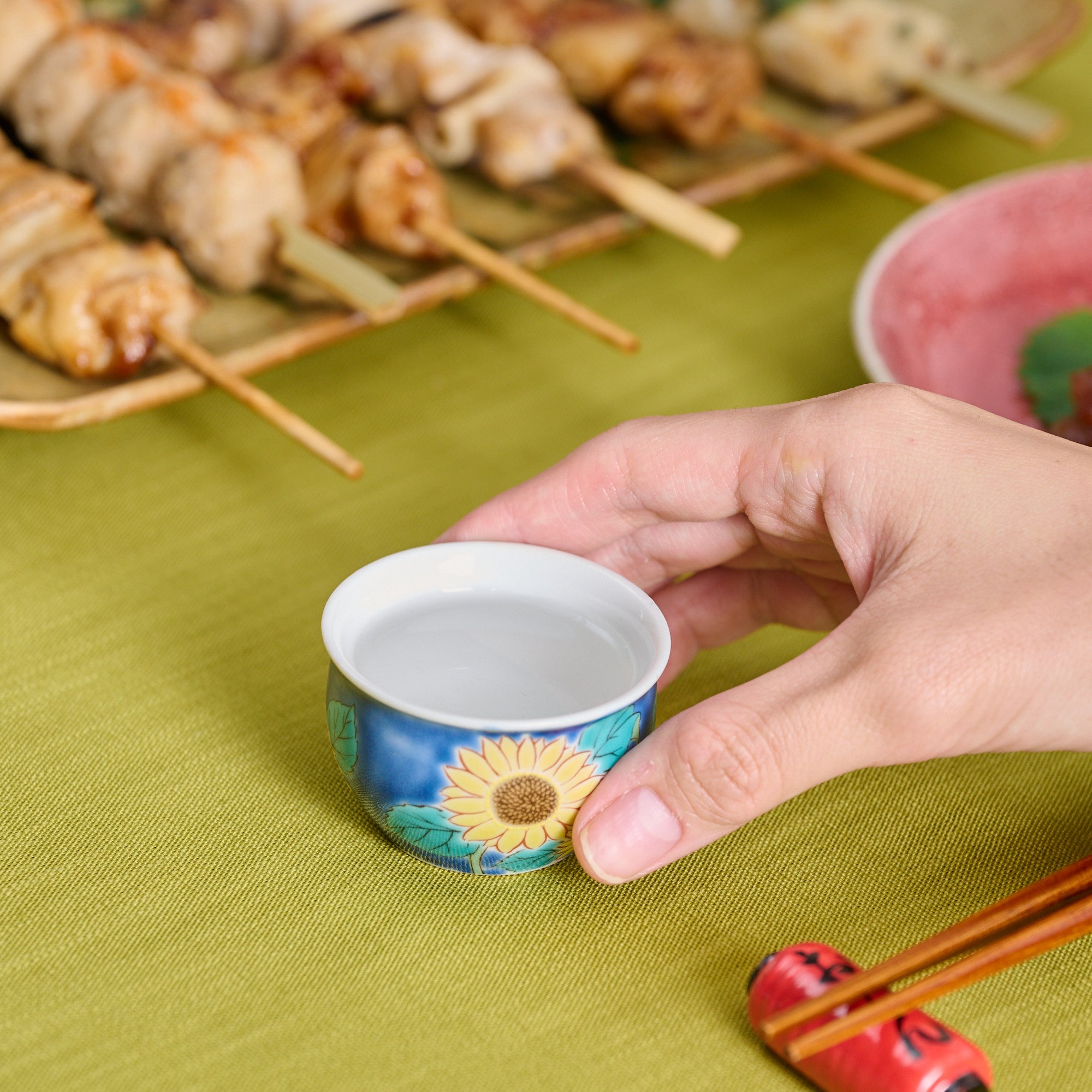 Juego de tazas de sake Ochoko con flores de temporada