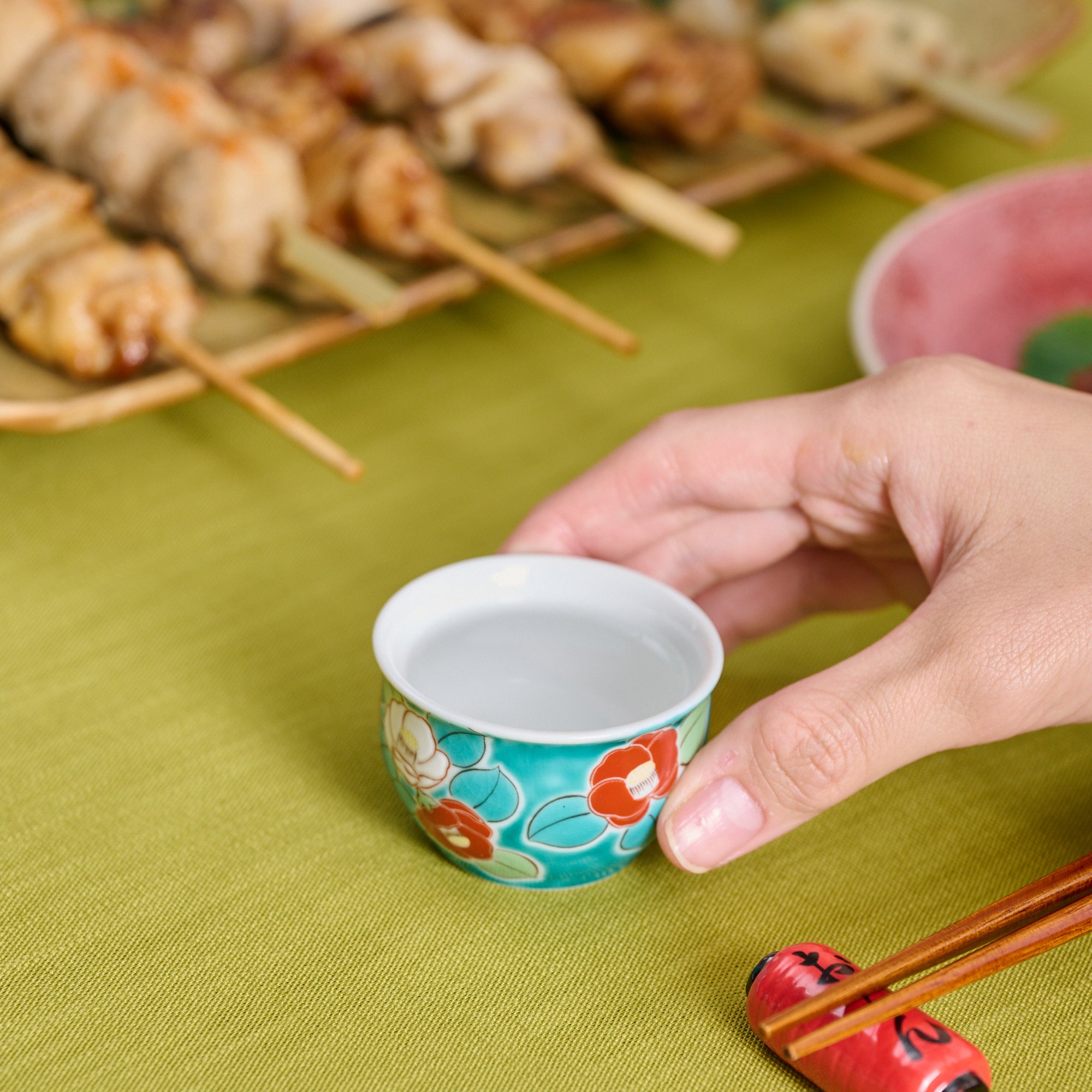 Juego de tazas de sake Ochoko con flores de temporada