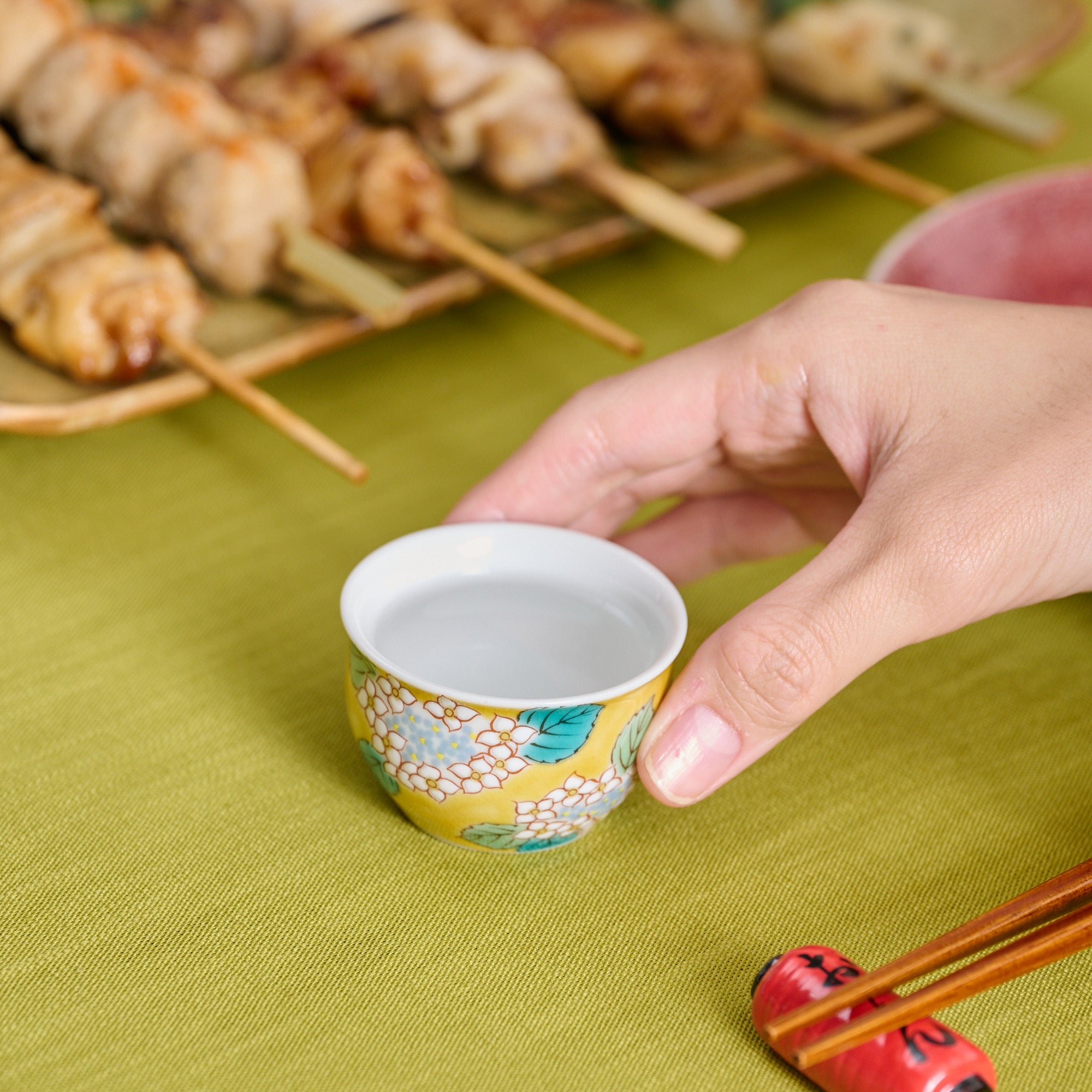 Juego de tazas de sake Ochoko con flores de temporada