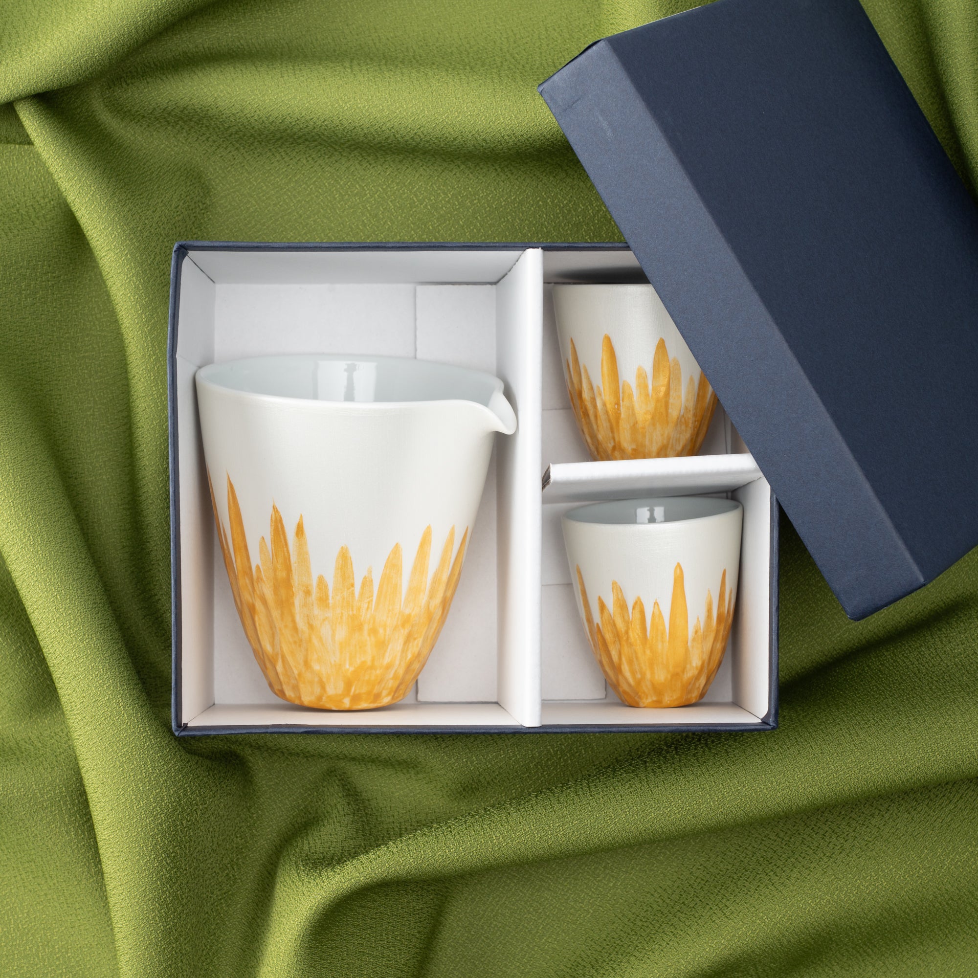 Juego de sake con grabado floral dorado y plateado