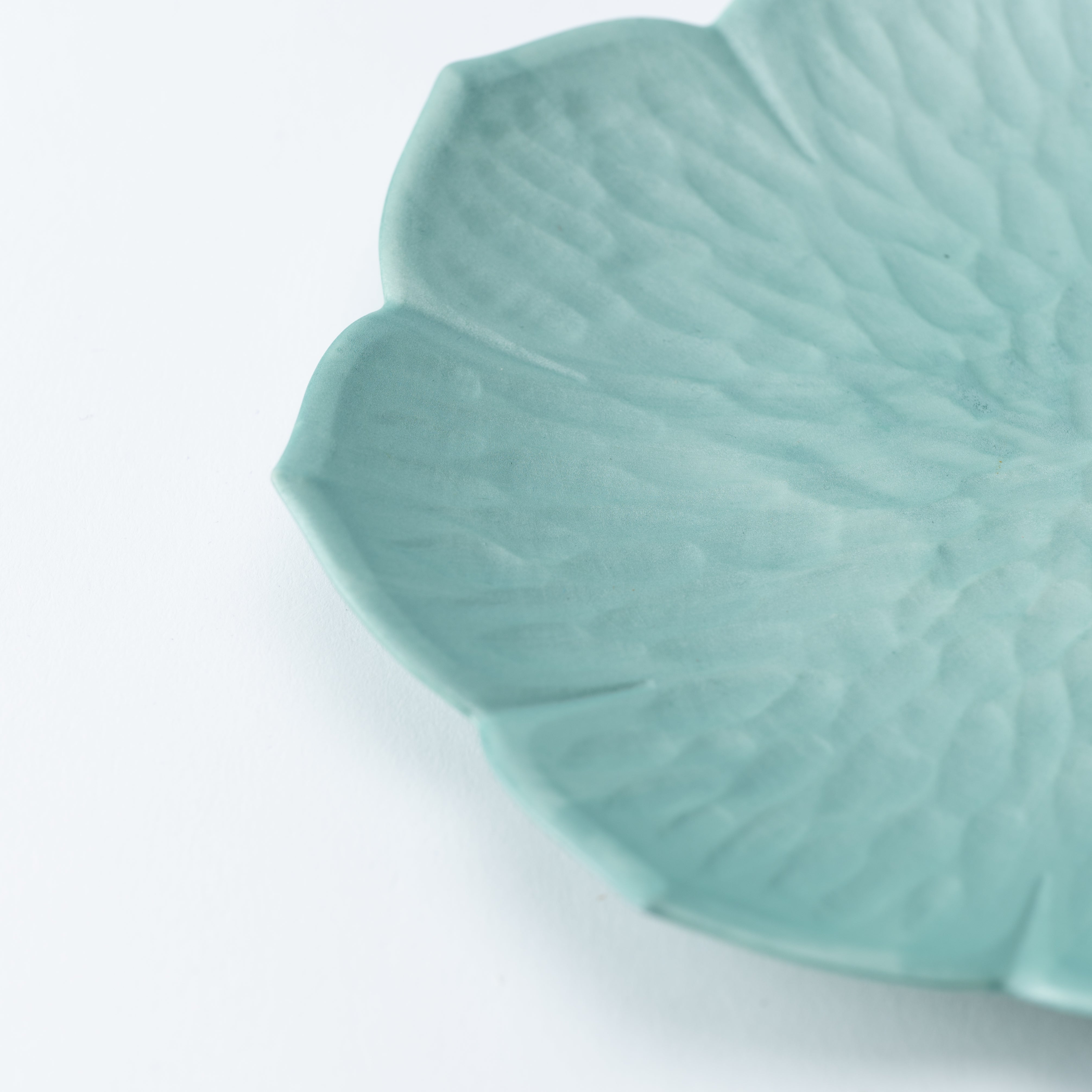 Plato auxiliar Kikyo Blossom verde suave