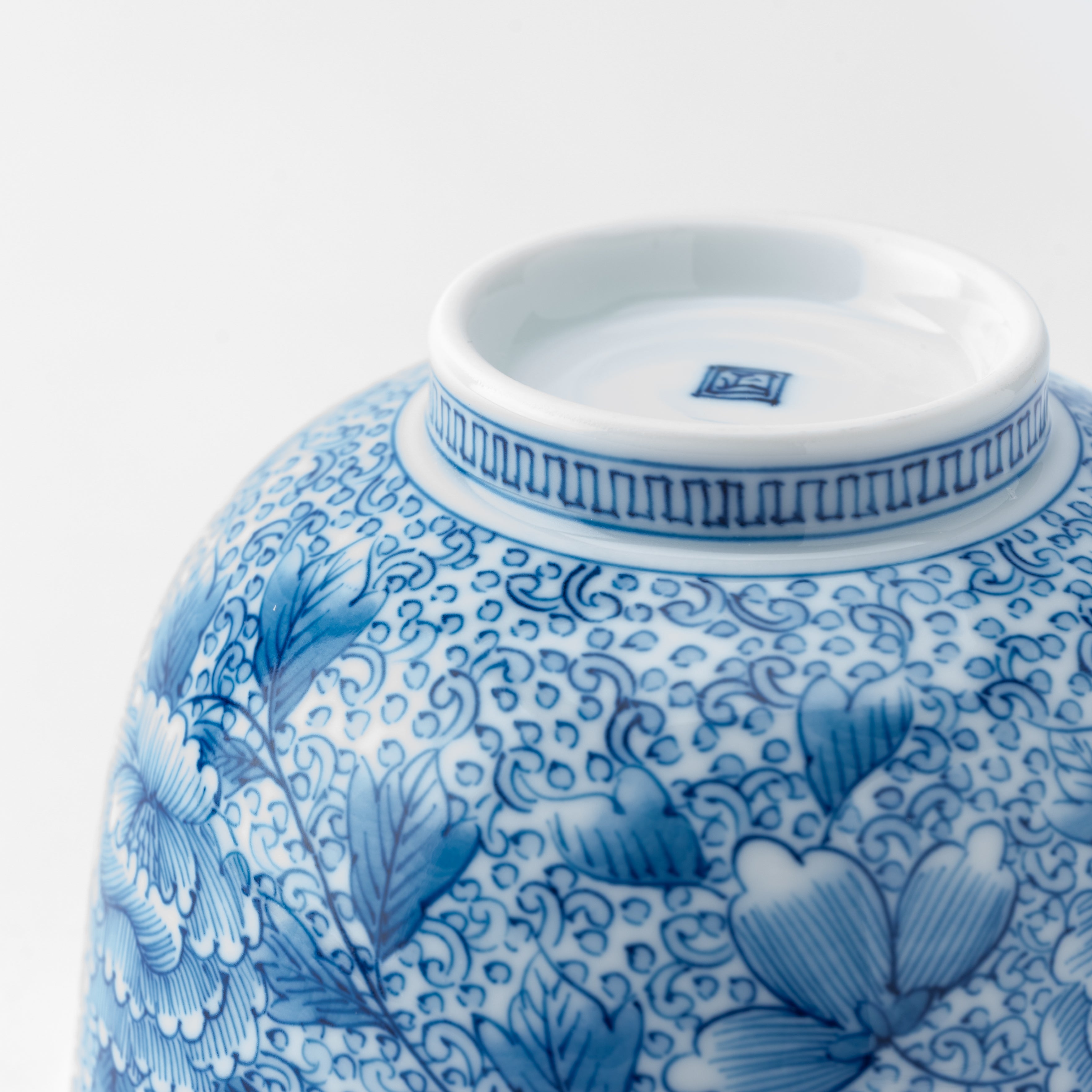 Cuenco de matcha con estampado arabesco de peonías