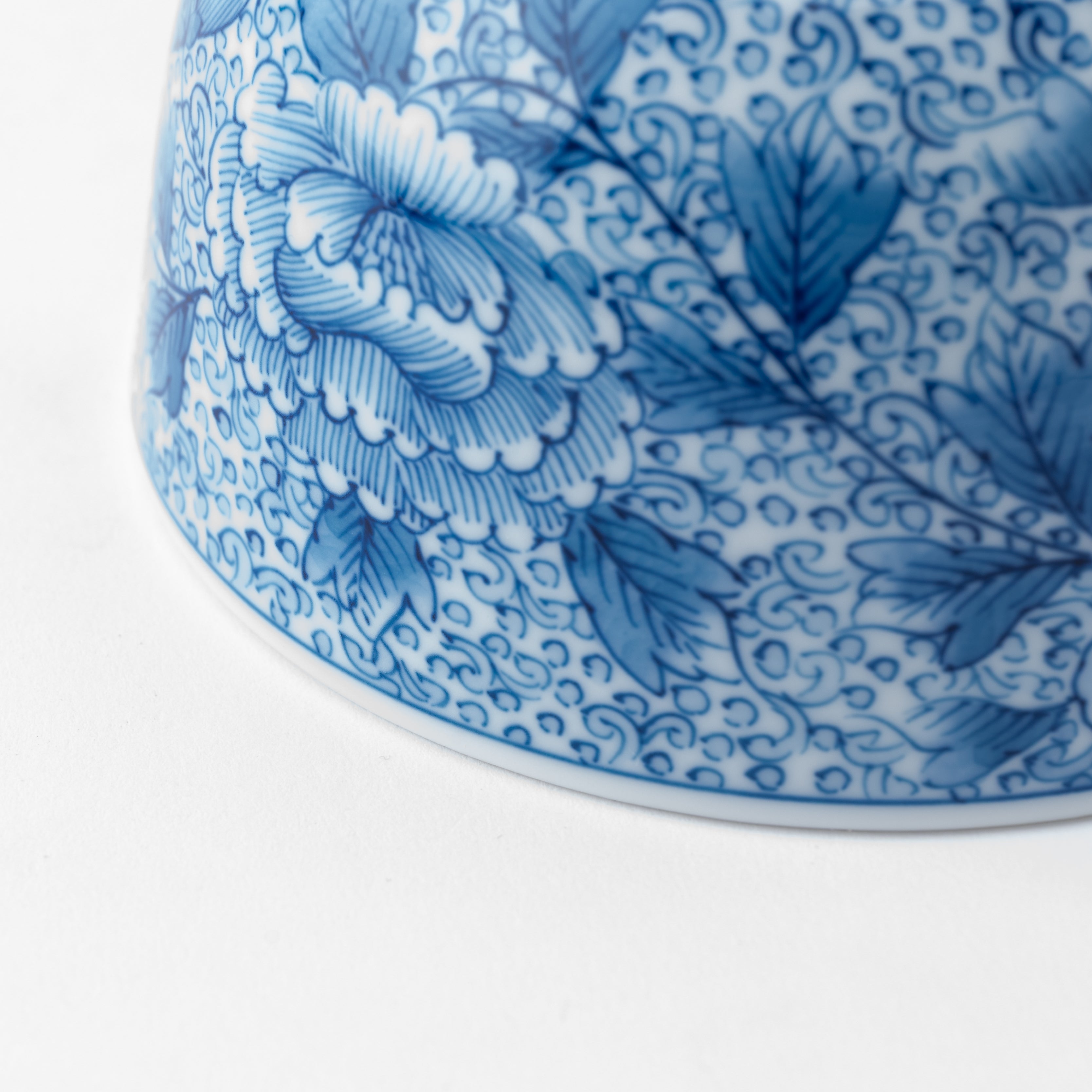 Cuenco de matcha con estampado arabesco de peonías