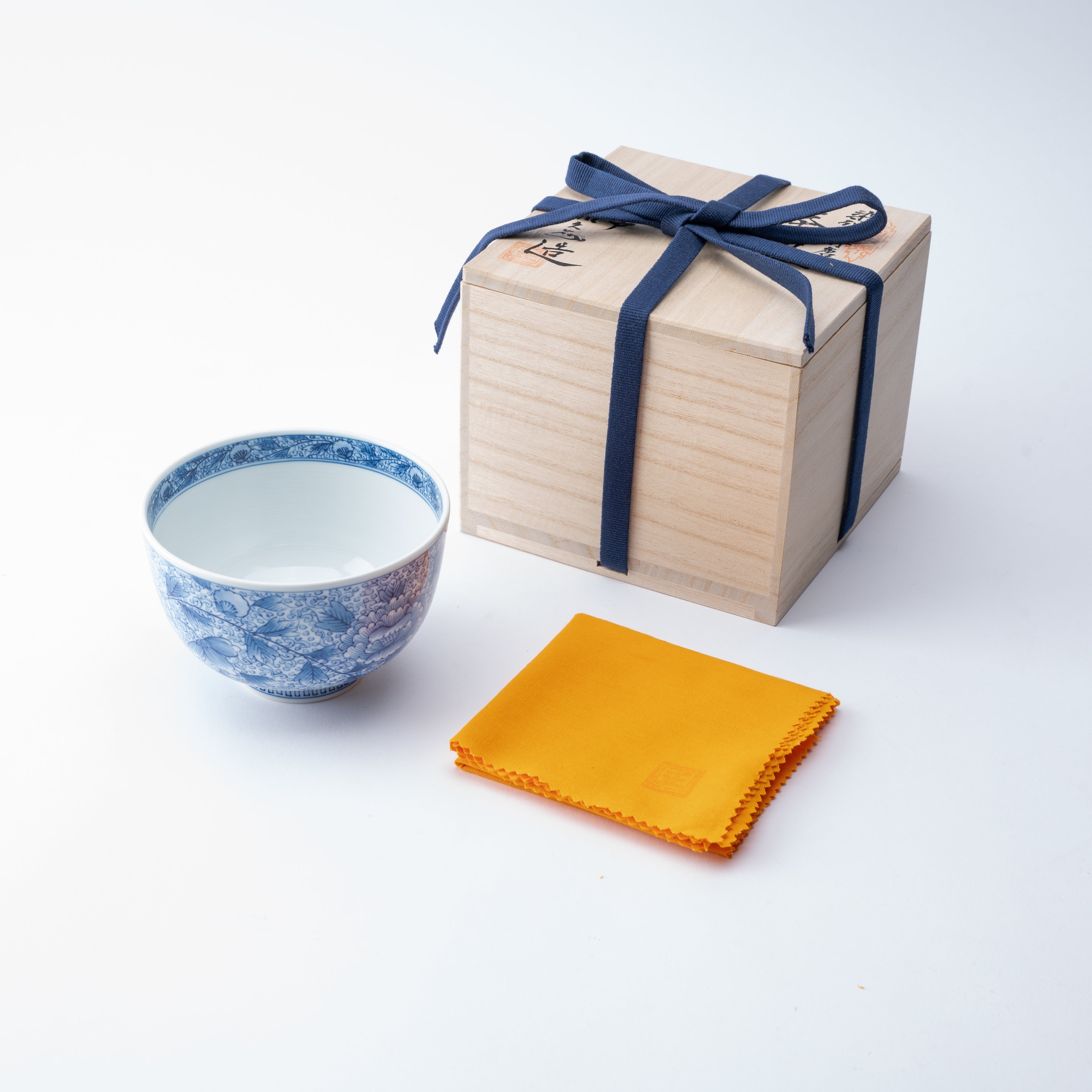 Cuenco de matcha con estampado arabesco de peonías