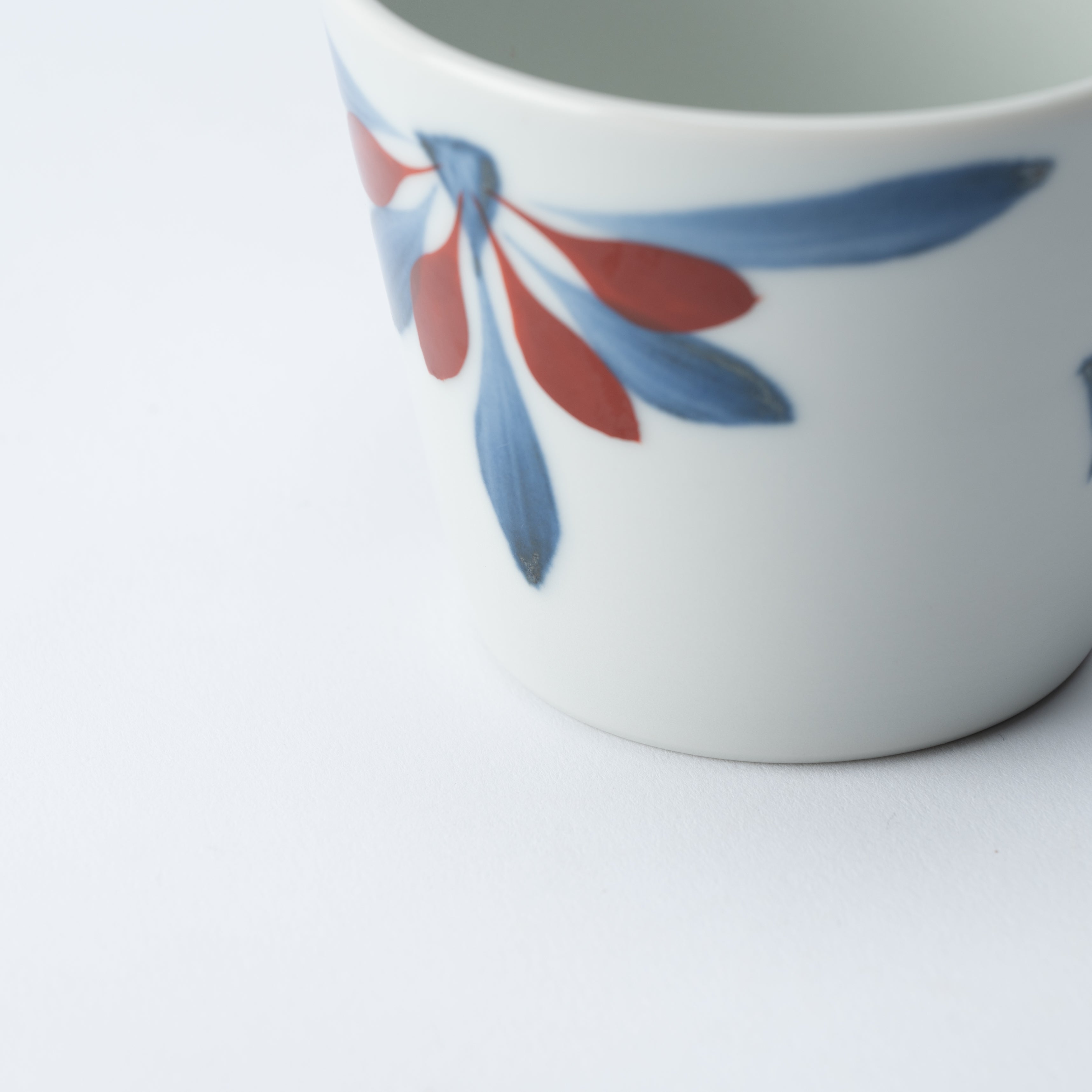 Taza de Soba Choko con Crisantemo Azul y Rojo