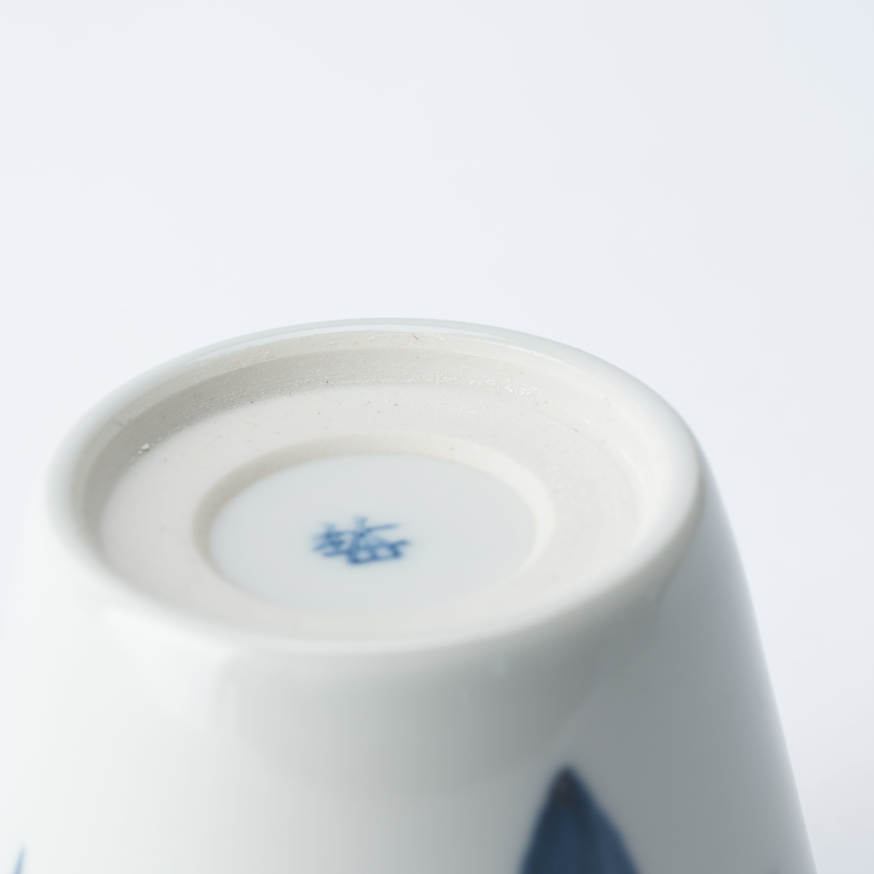 Taza de Soba Choko con Crisantemo Azul y Rojo