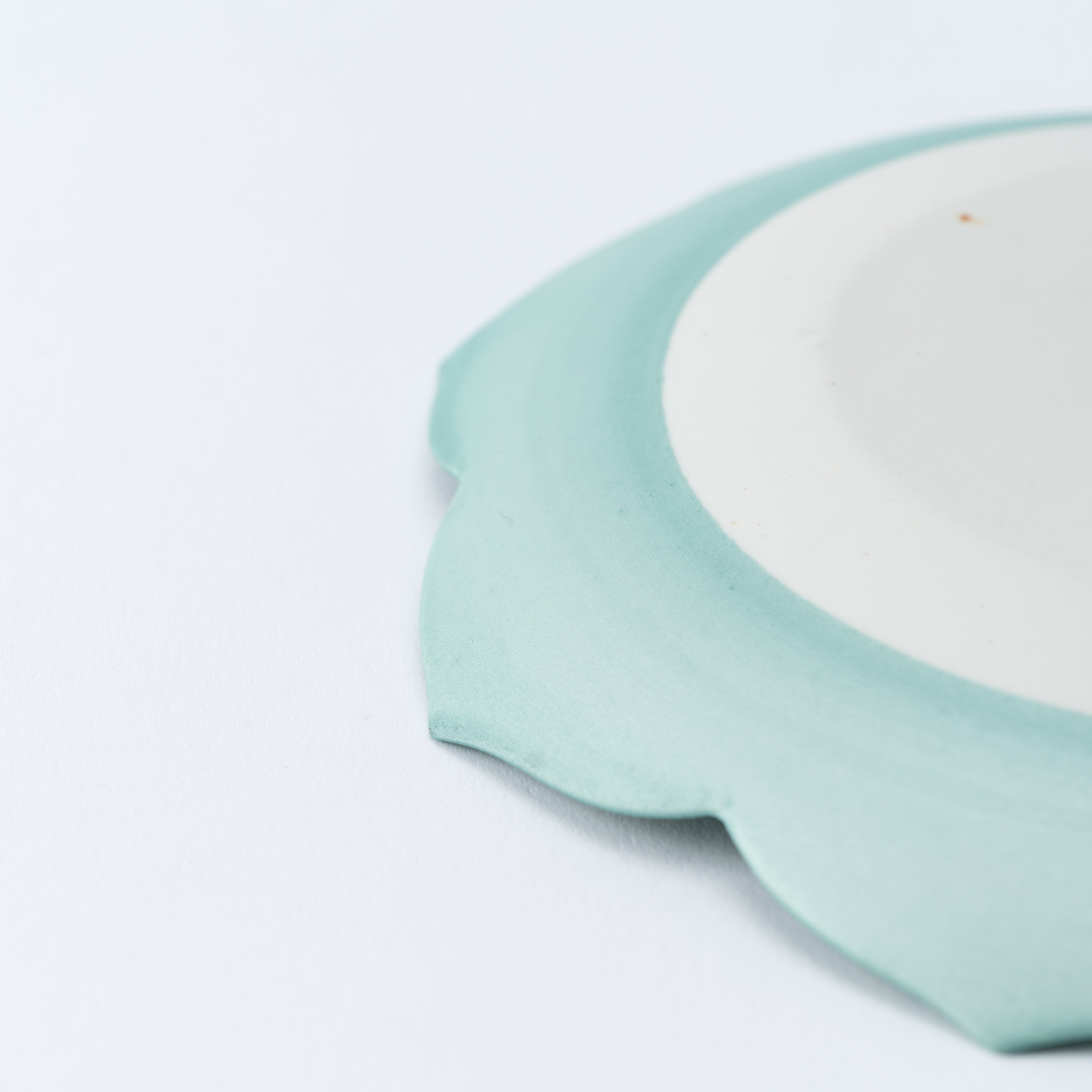 Plato auxiliar Kikyo Blossom verde suave