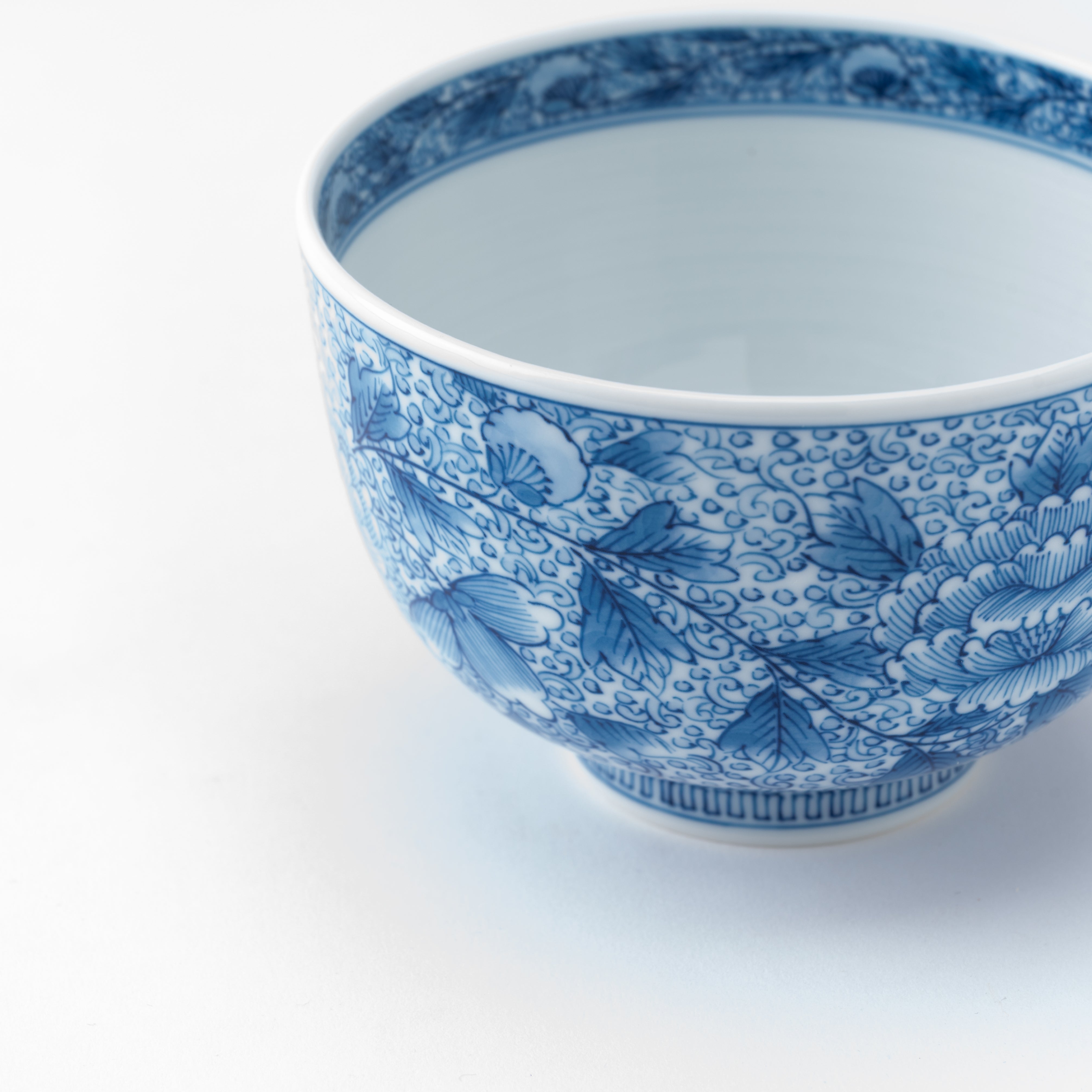 Cuenco de matcha con estampado arabesco de peonías