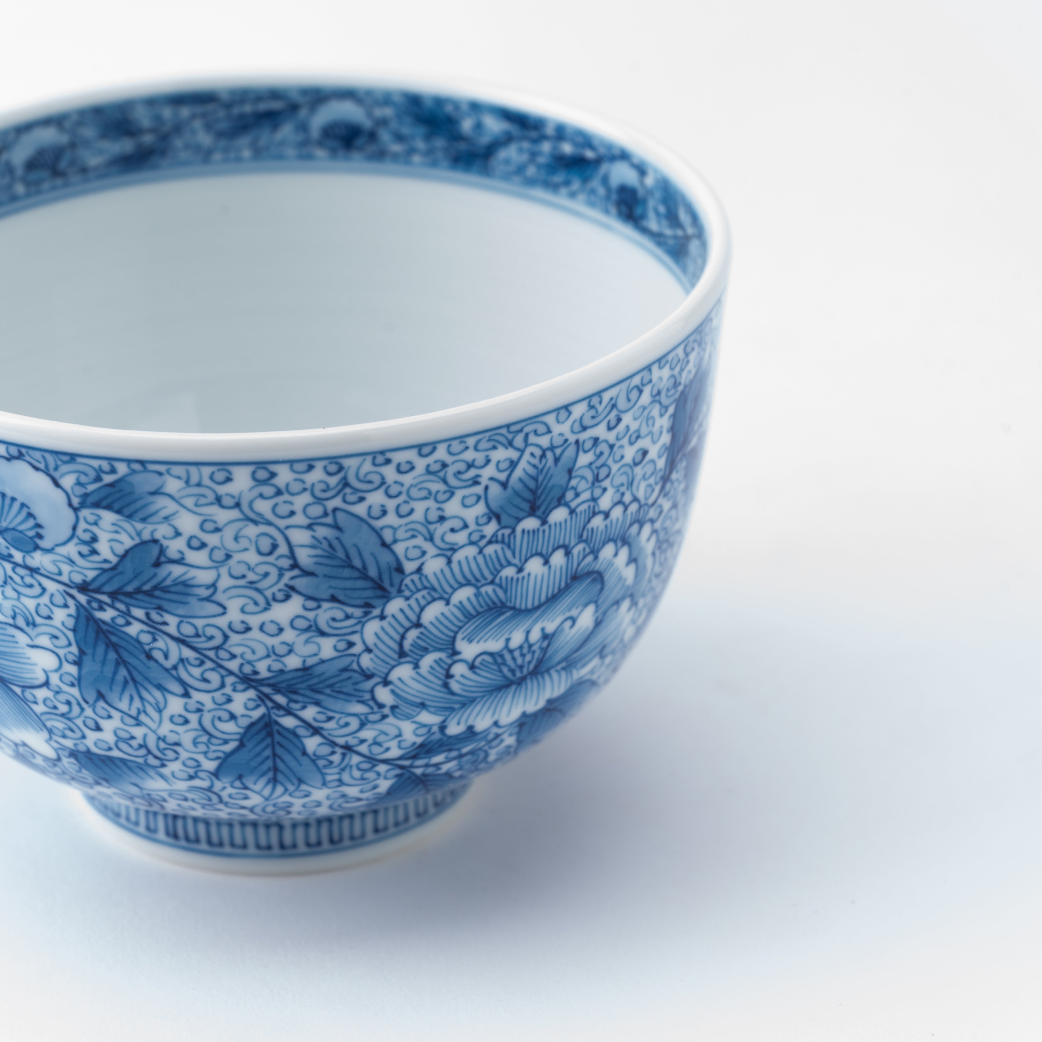 Cuenco de matcha con estampado arabesco de peonías