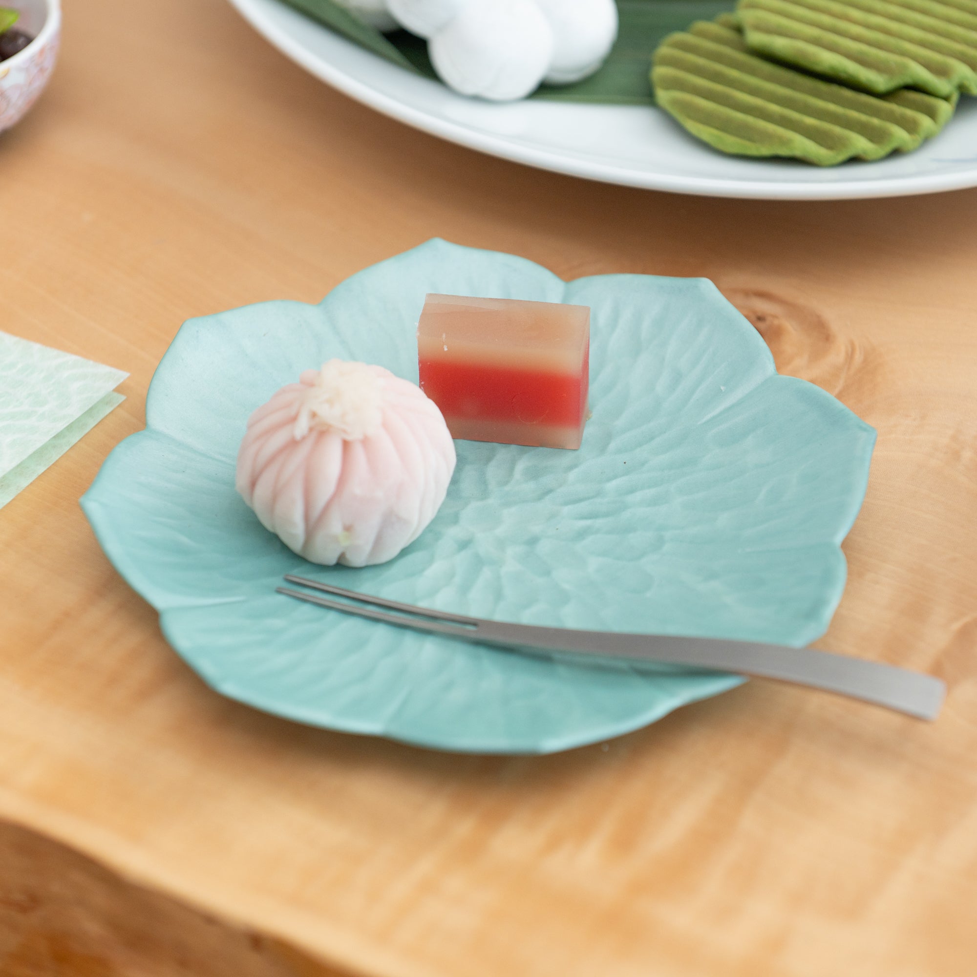Plato auxiliar Kikyo Blossom verde suave