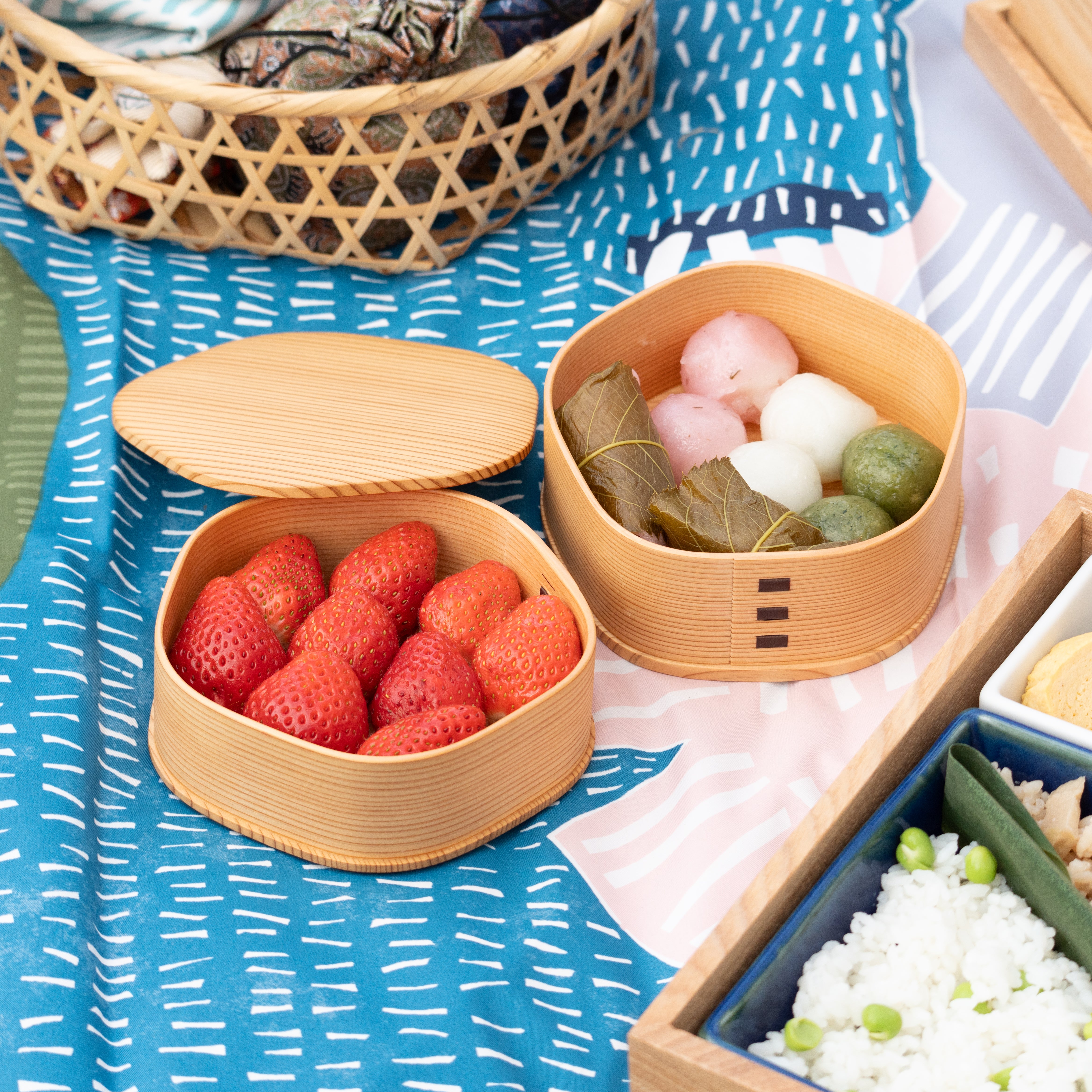 Wood‑grain Plum Blossom Shaped Bento Box