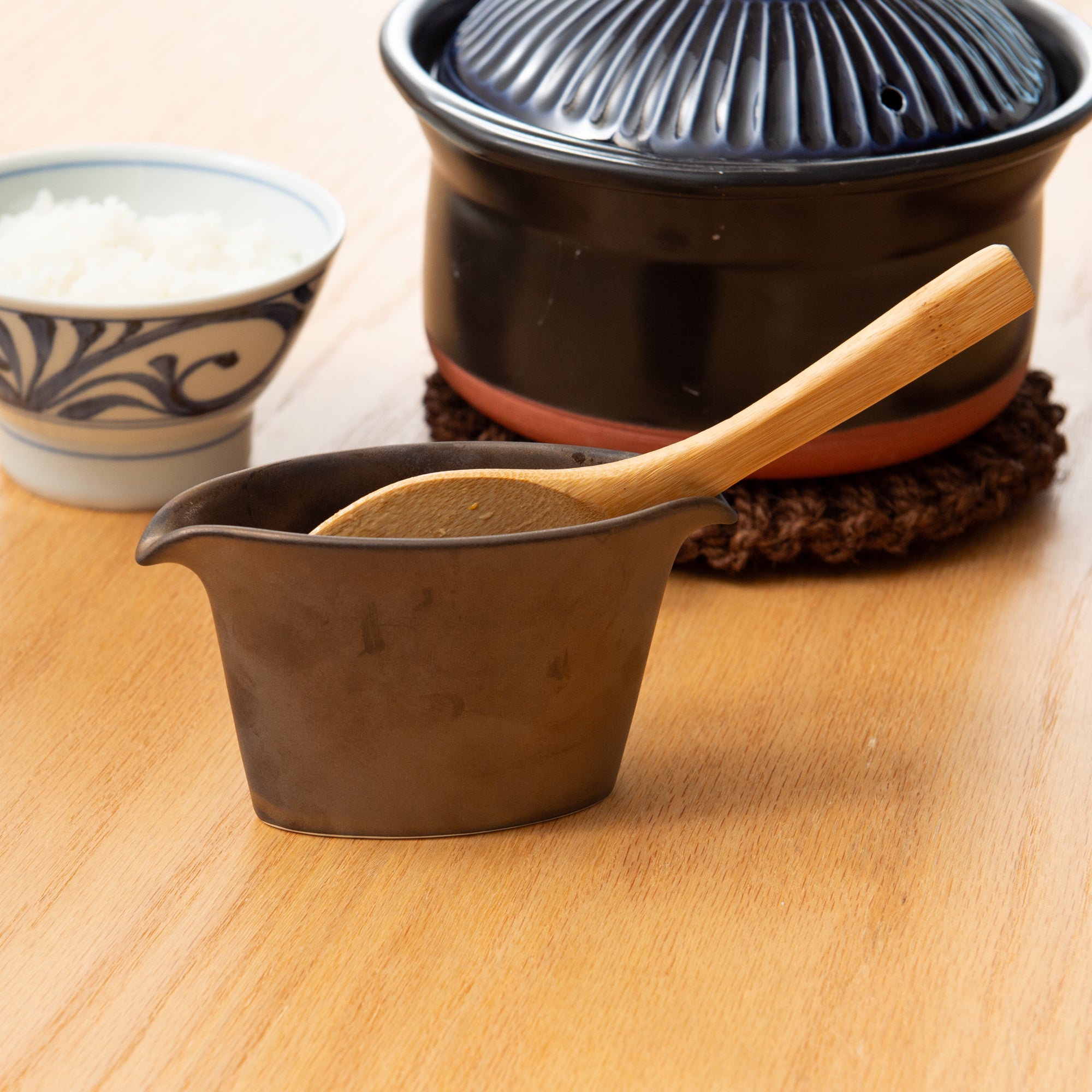 Soporte para salsa y utensilios con glaseado terroso
