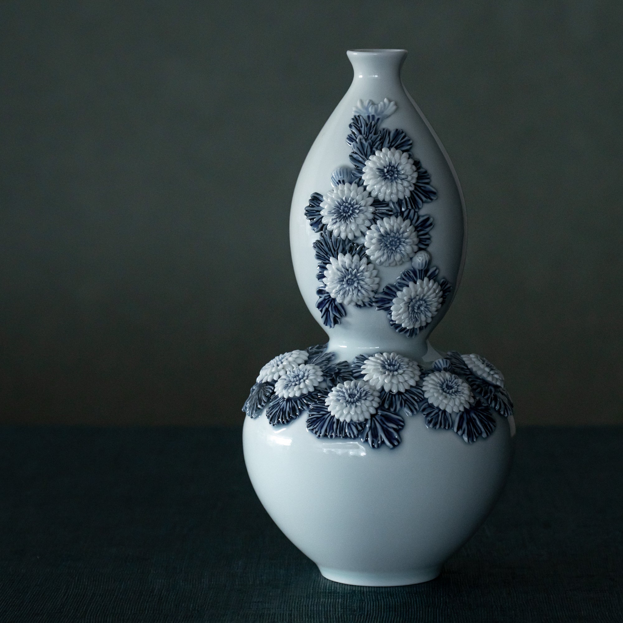 Hirado Chrysanthemum Sometsuke Flower Vase