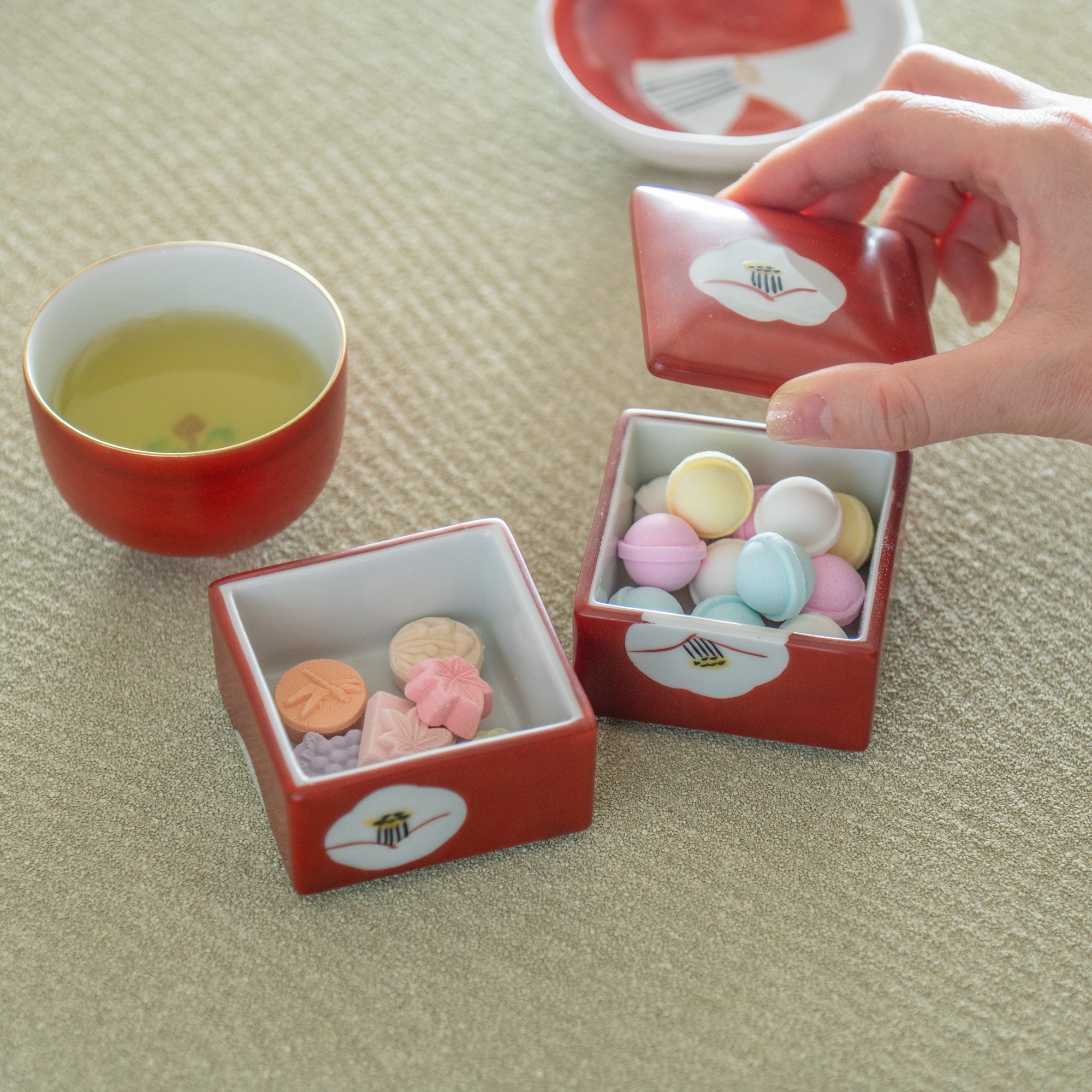 Caja pequeña de dos niveles con camelia blanca