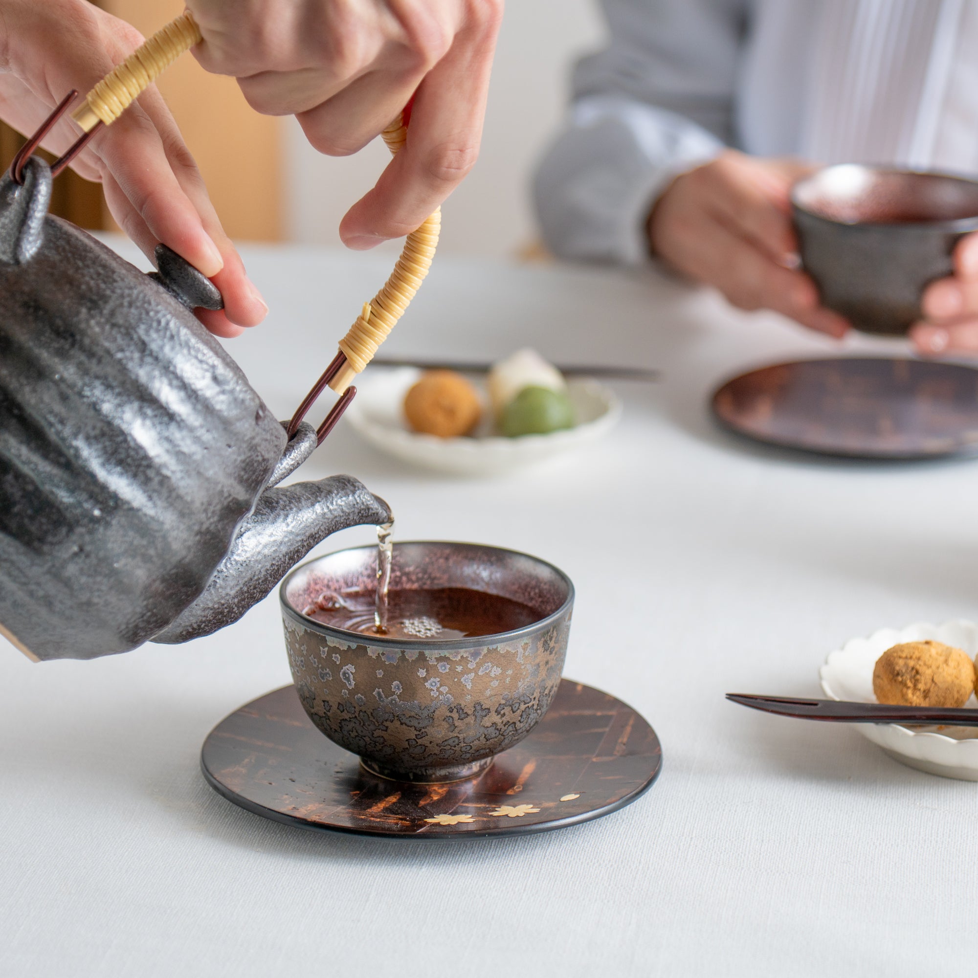 Taza de té japonesa con diseño de óxido rojo