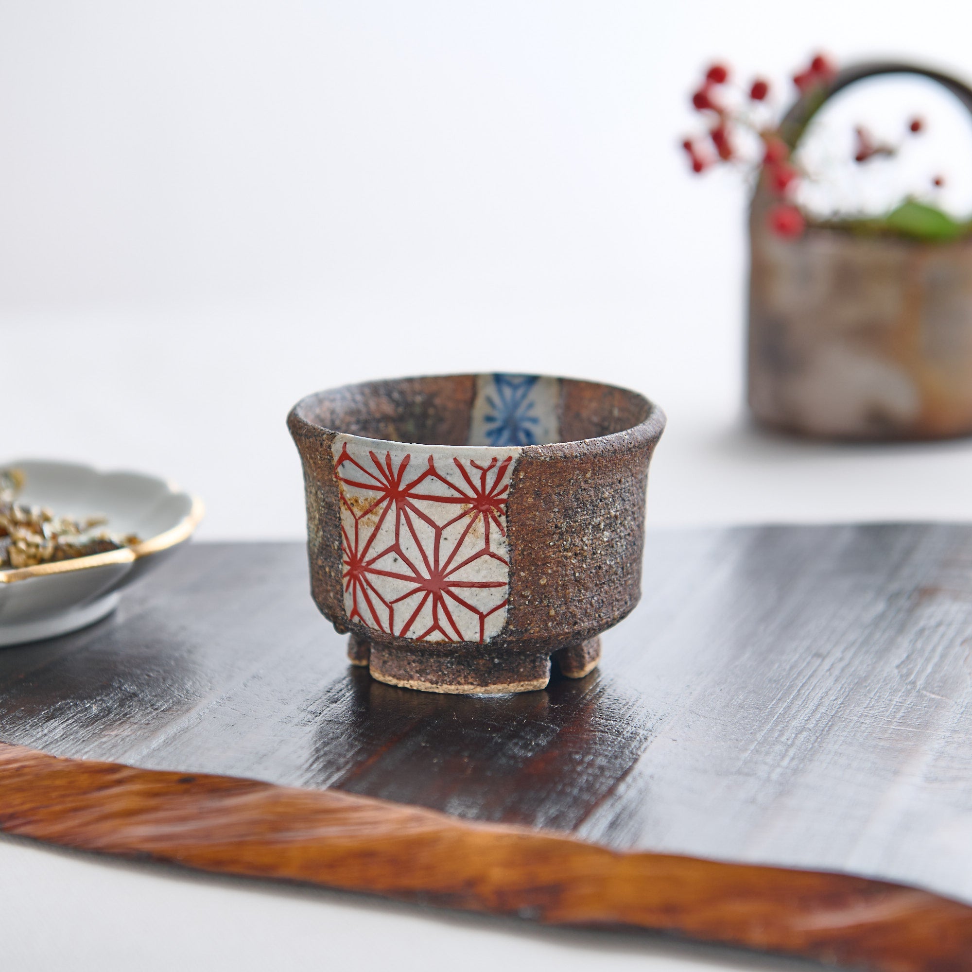 Taza de sake Guinomi con diseño de hoja de cáñamo