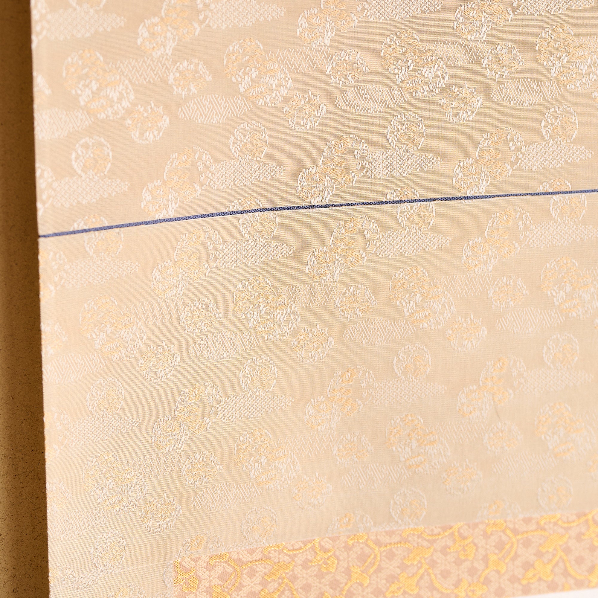 The Glancing-Back Cat Kakejiku Hanging Scroll