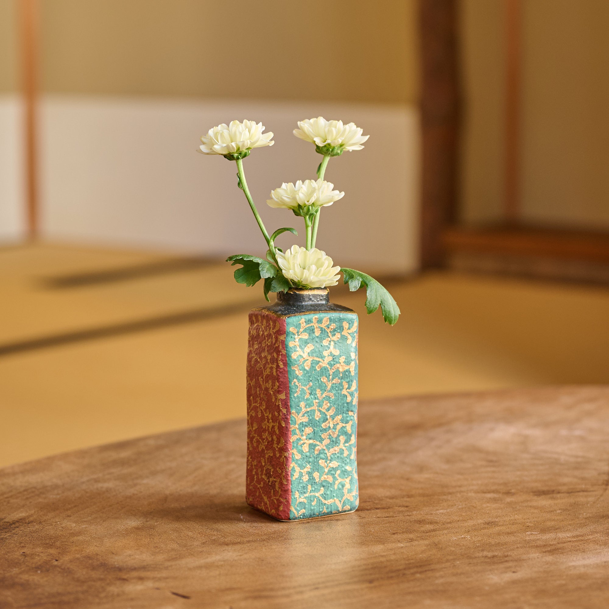Kleine Blumenvase im Arabesken-Design in Gold
