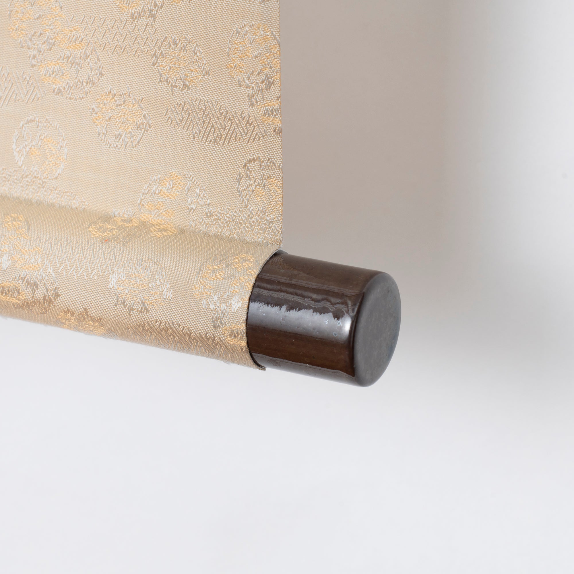 The Glancing-Back Cat Kakejiku Hanging Scroll