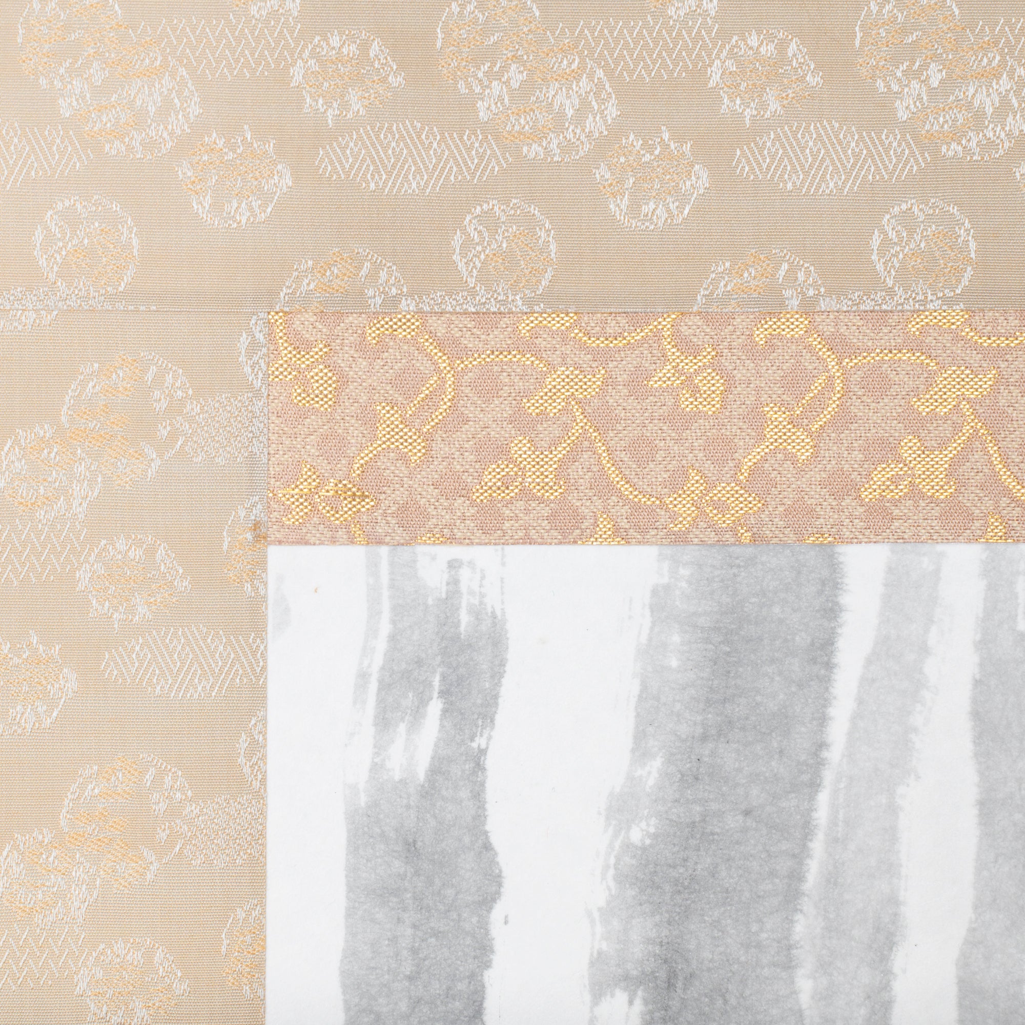 The Glancing-Back Cat Kakejiku Hanging Scroll