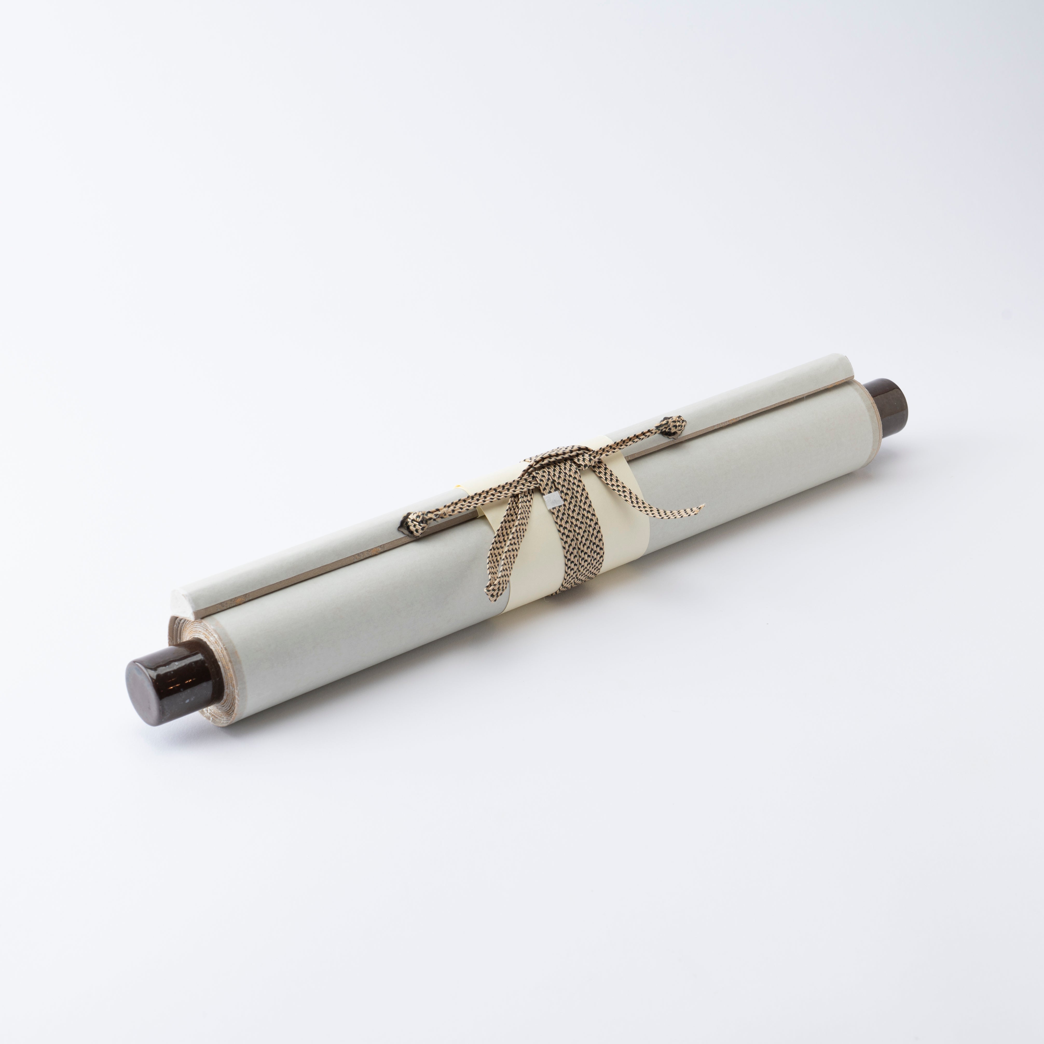 The Glancing-Back Cat Kakejiku Hanging Scroll