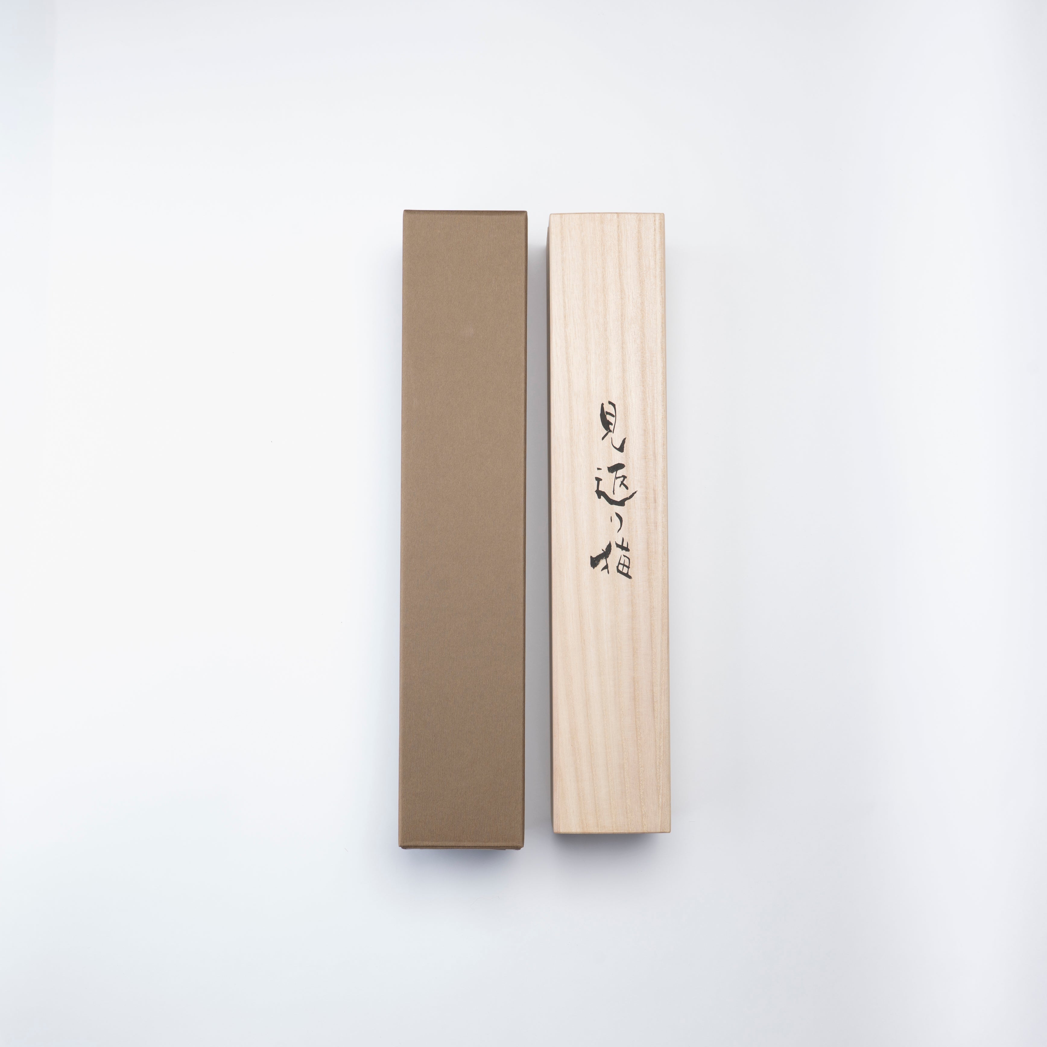 The Glancing-Back Cat Kakejiku Hanging Scroll