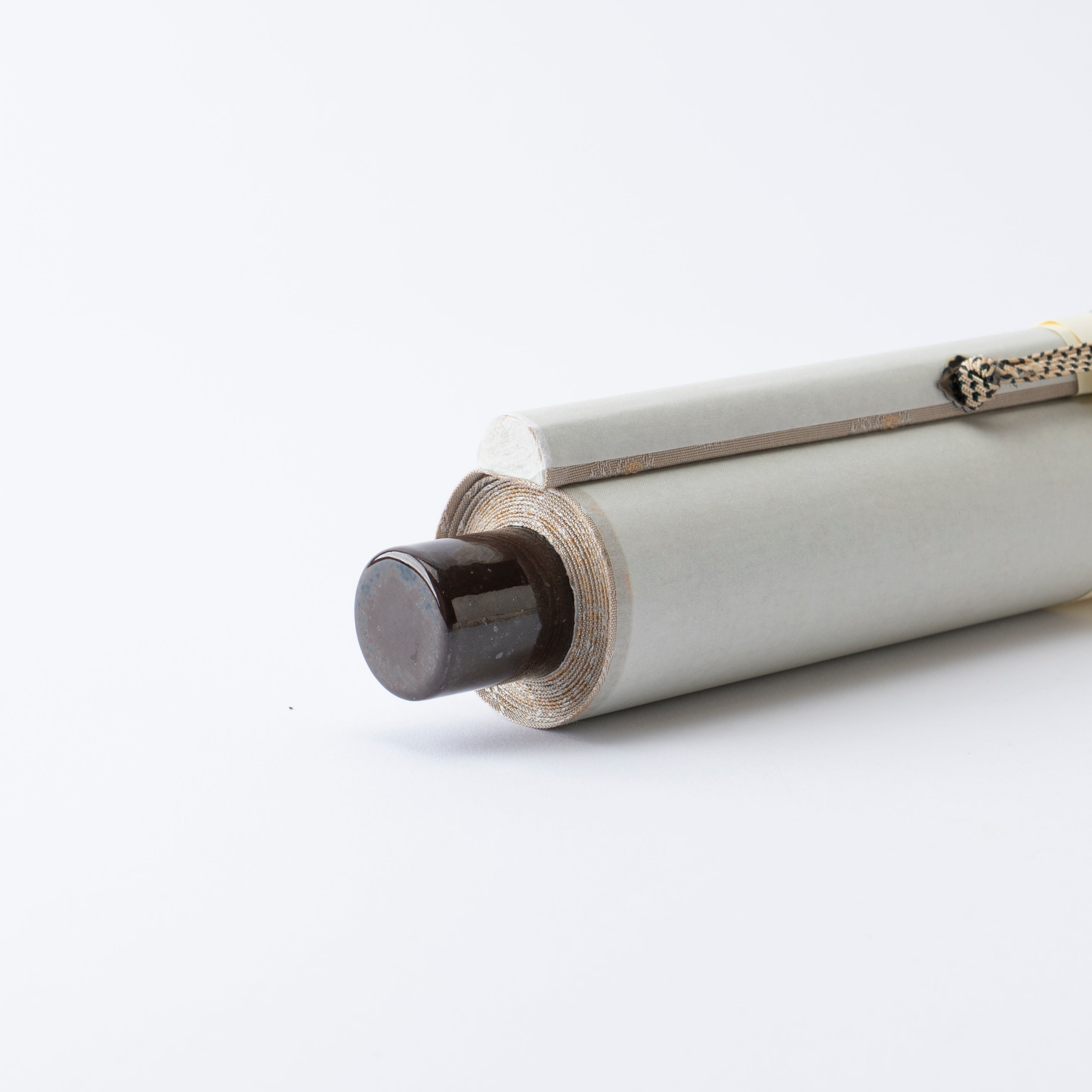 The Glancing-Back Cat Kakejiku Hanging Scroll