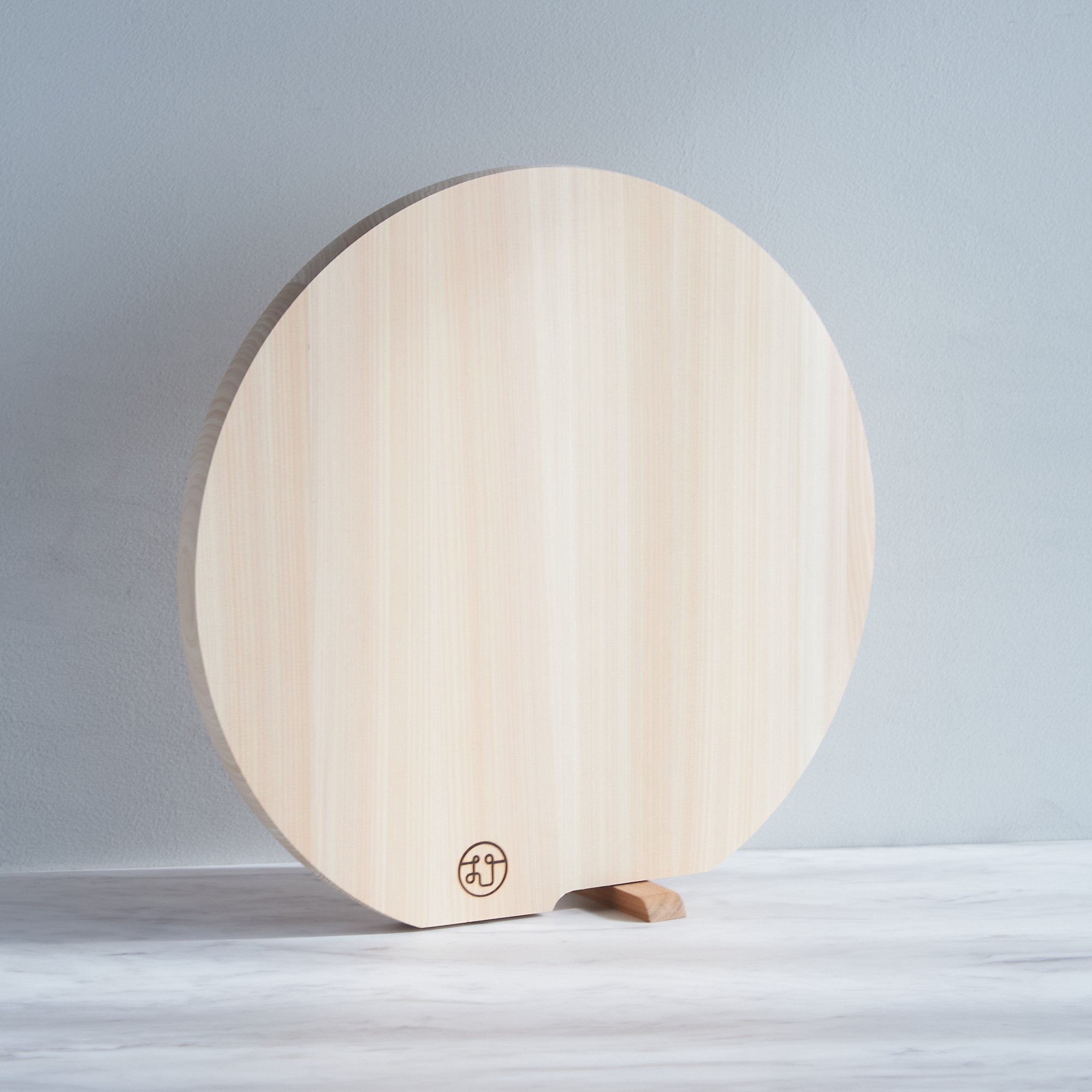 Tono Hinoki Round Cutting Board with Stand