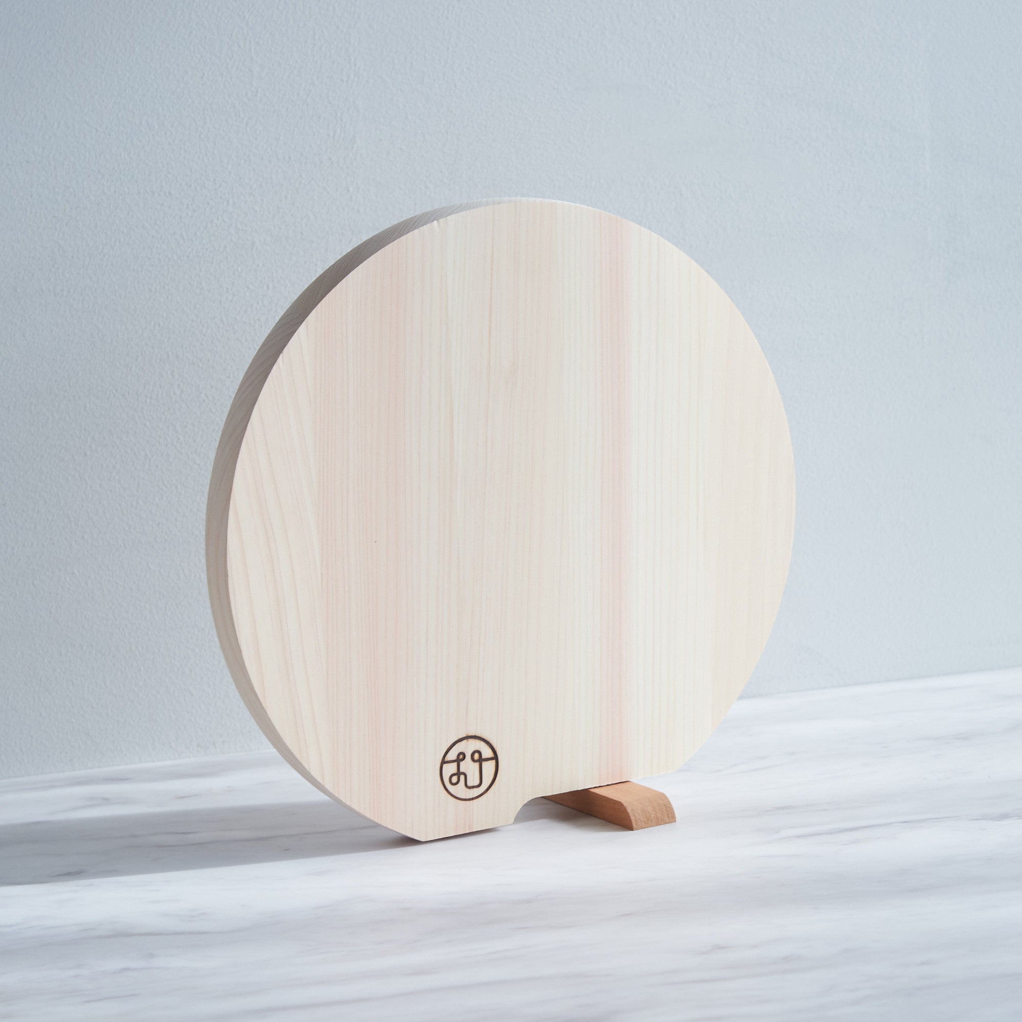 Tono Hinoki Round Cutting Board with Stand