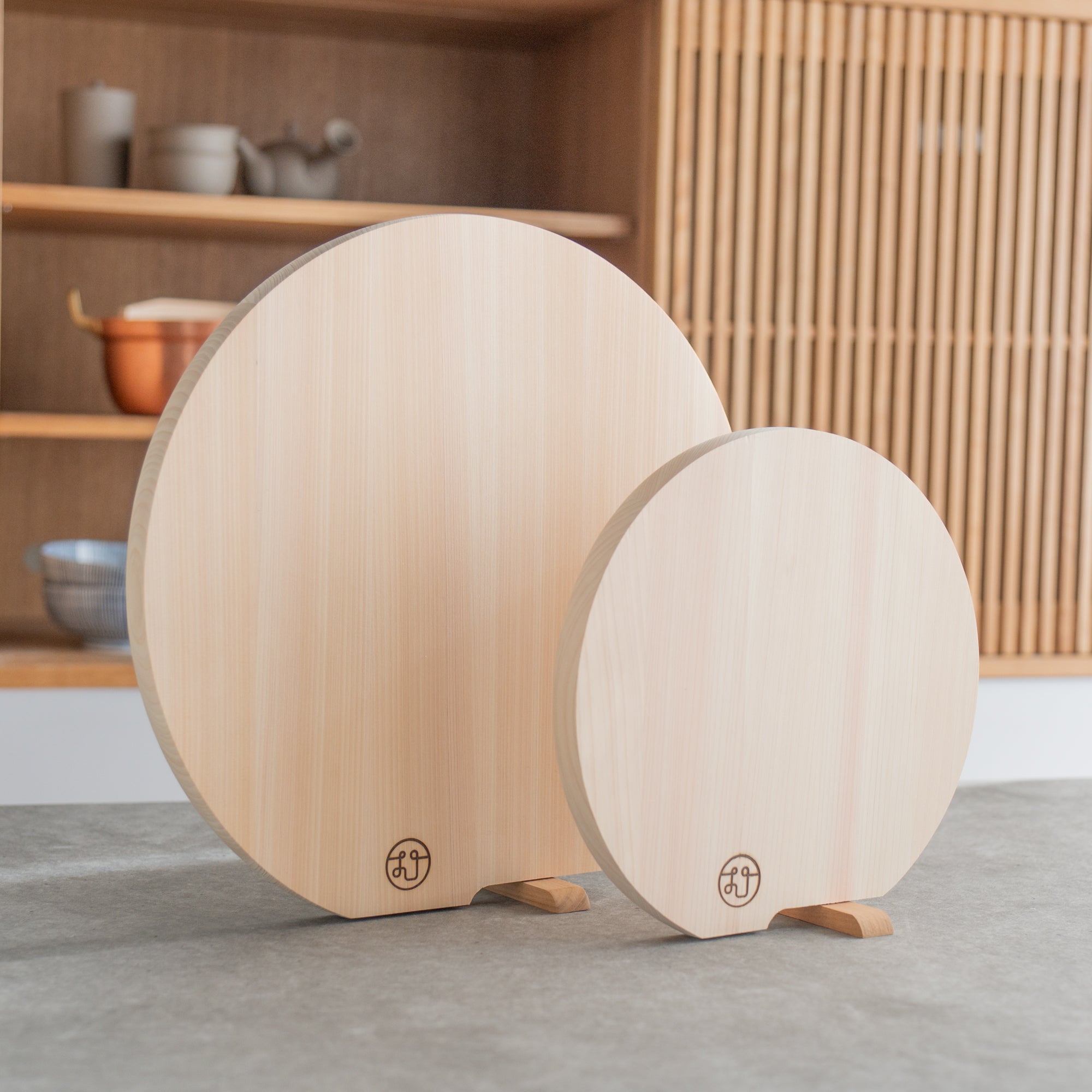 Tono Hinoki Round Cutting Board with Stand