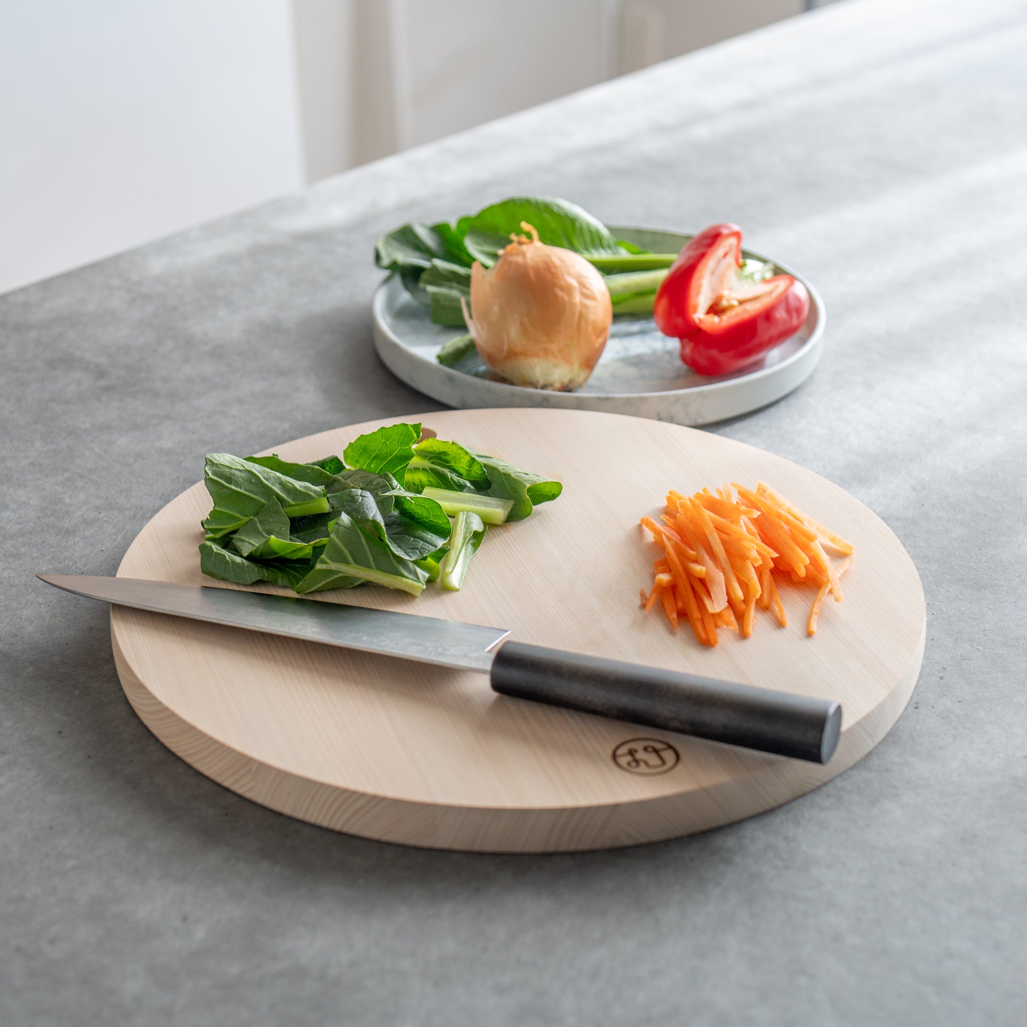 Tono Hinoki Round Cutting Board with Hole