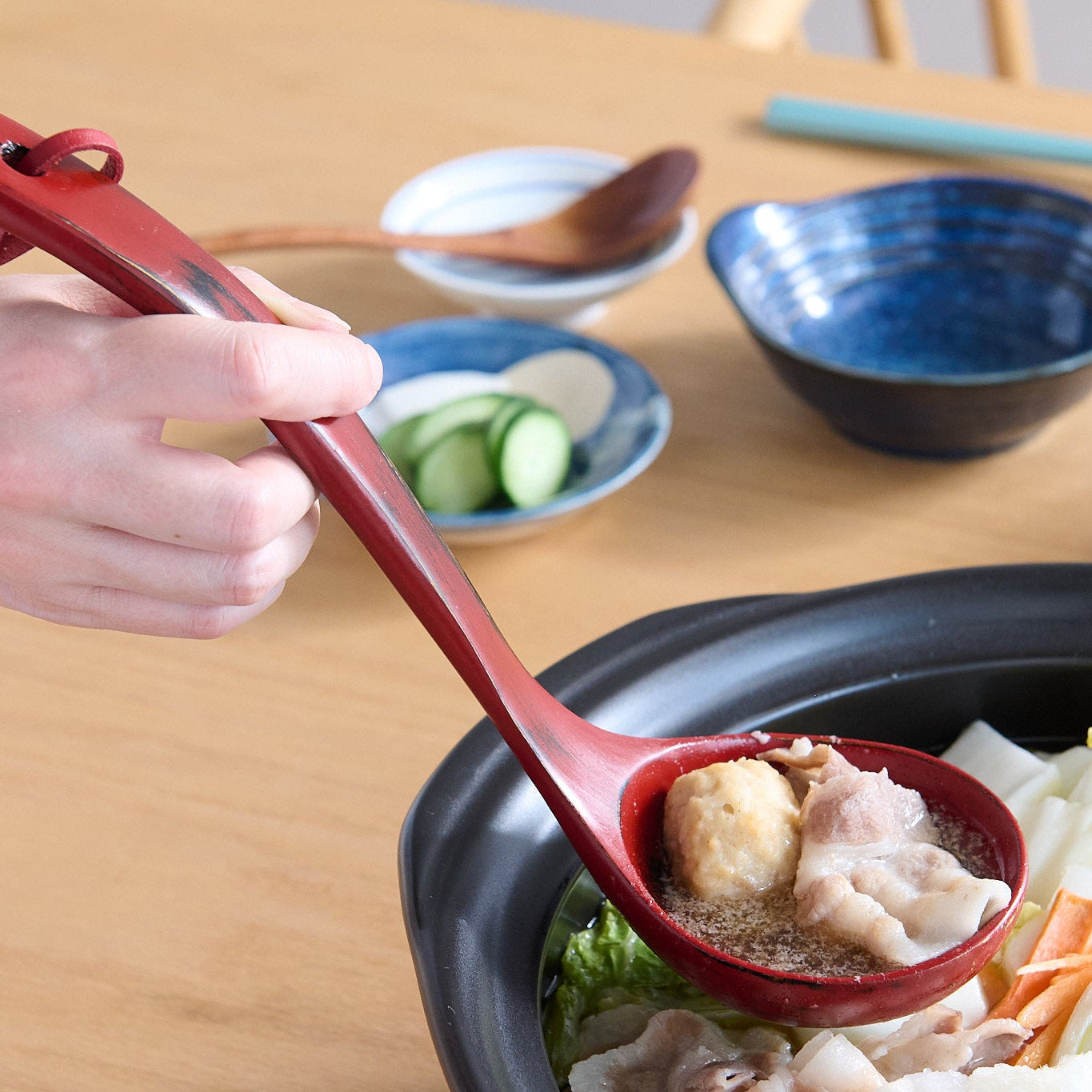 Rot Schöpfkelle mit Lederband