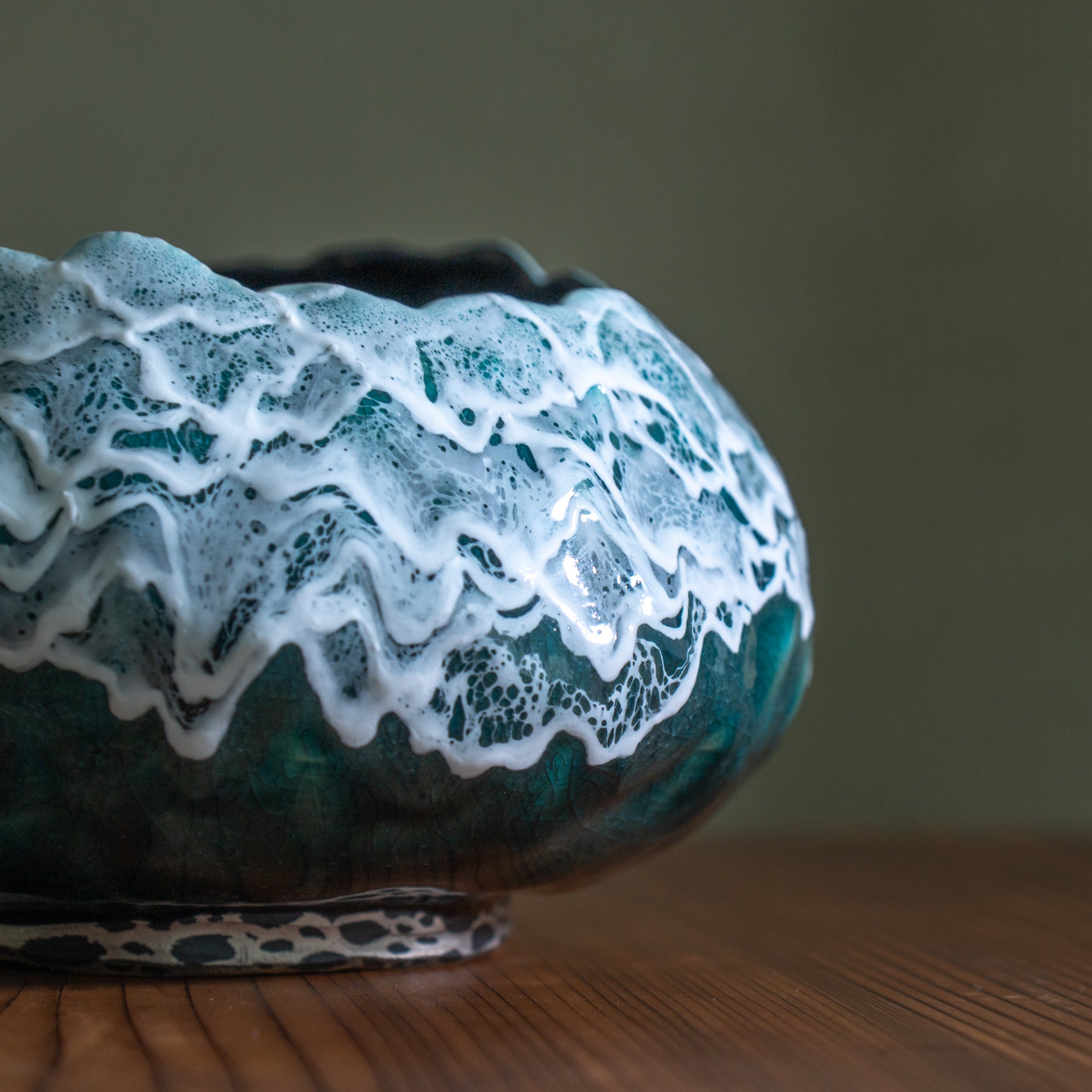 Sazameku Cascade Round Japanese Flower Vase