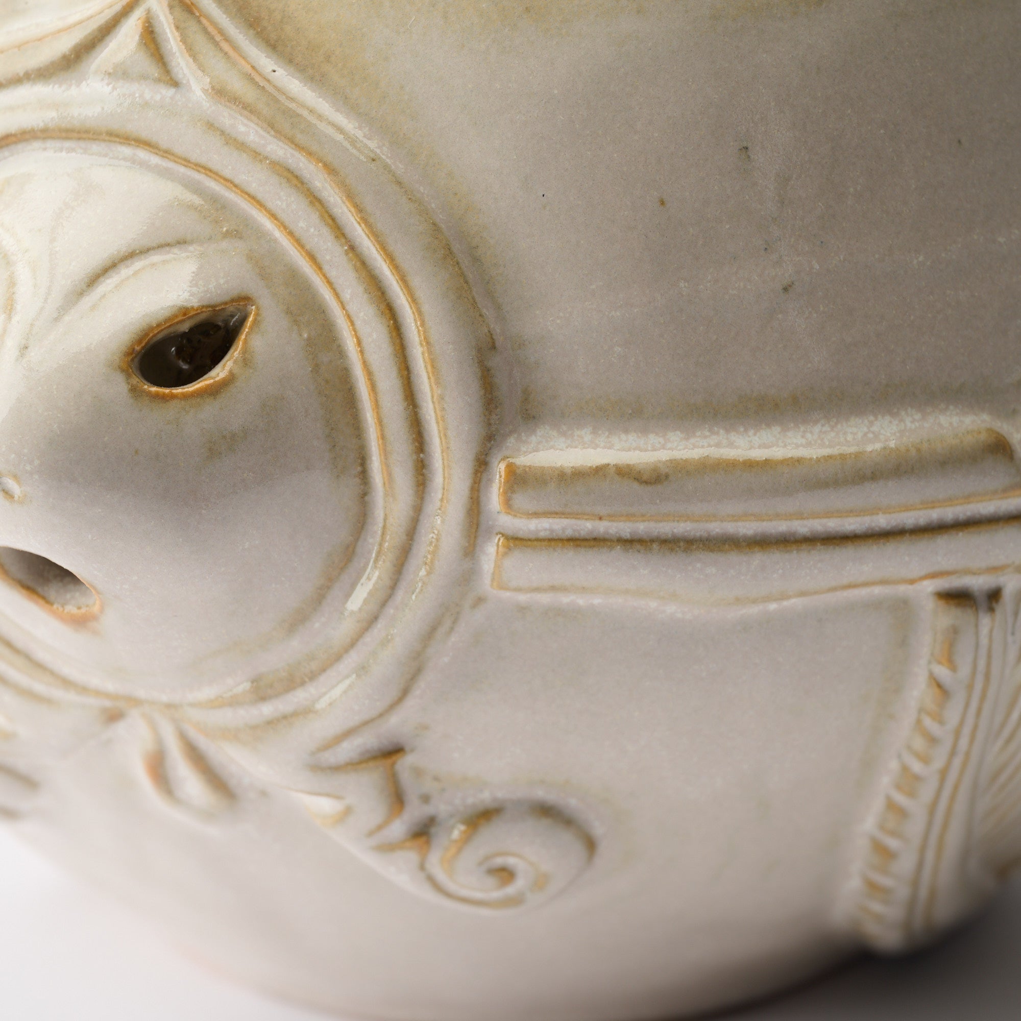 Taido White Jomon Cachepot