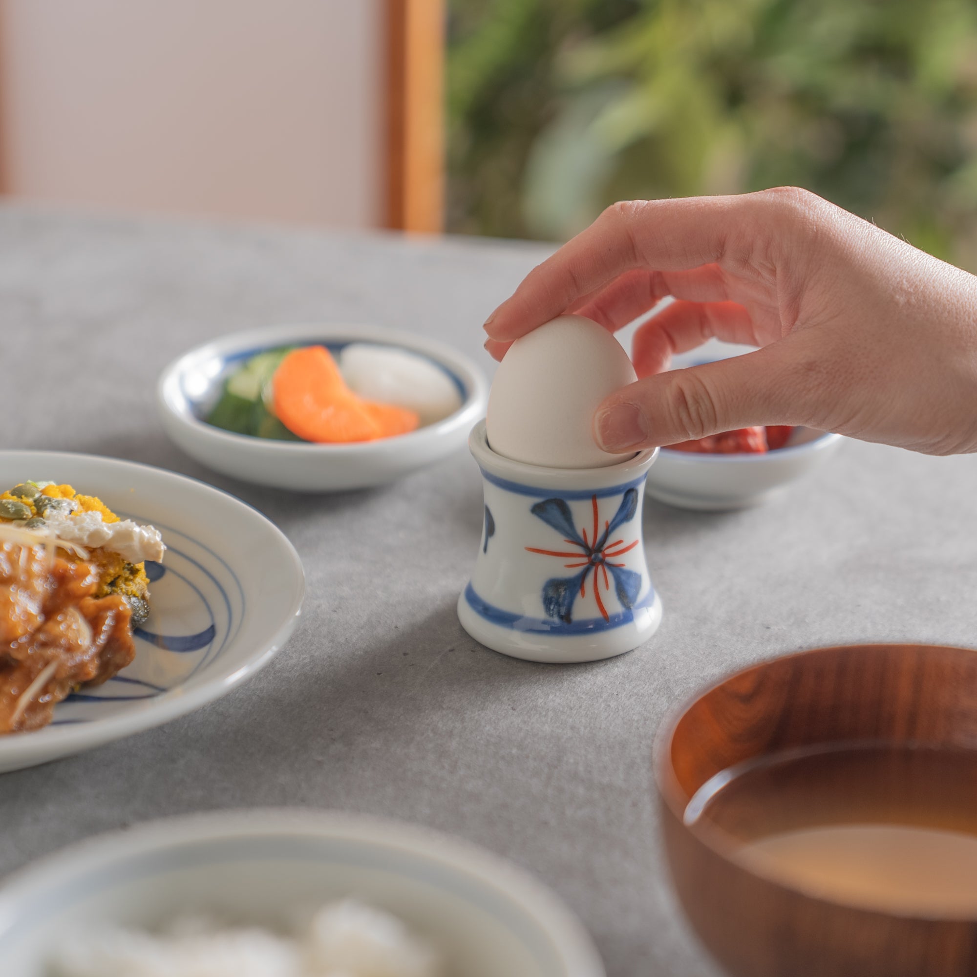 Huevera con forma de flor de cuatro pétalos