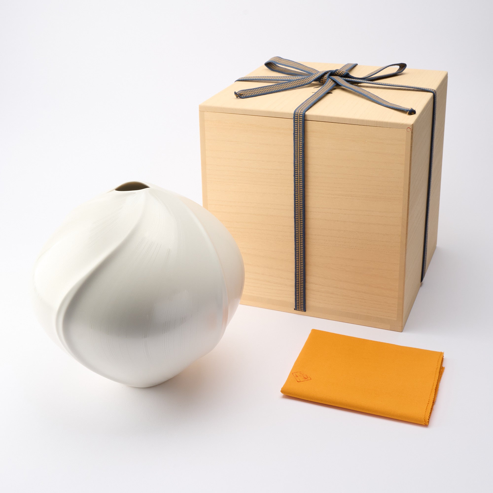 Shinju Kosai Round Vase