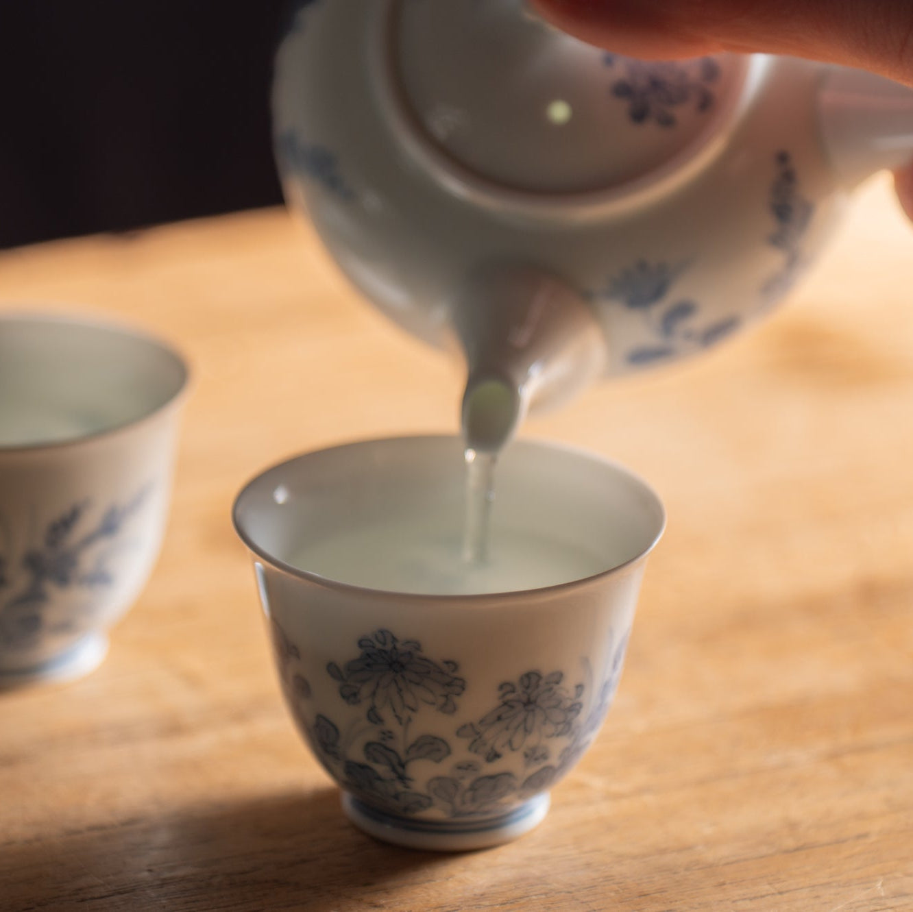 Japanische Teetasse mit Chrysanthemen und Buschklee