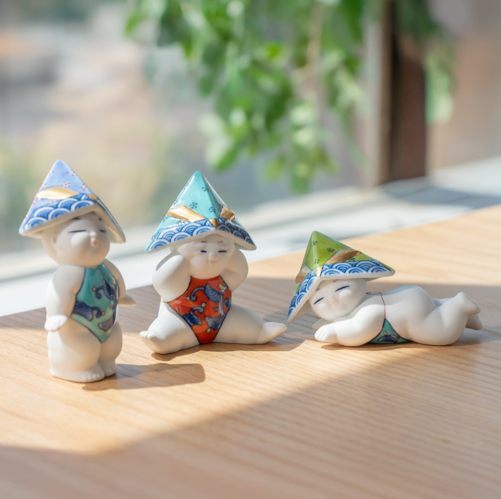 Kleine sitzende Gosho-Puppe für Jungenfestival