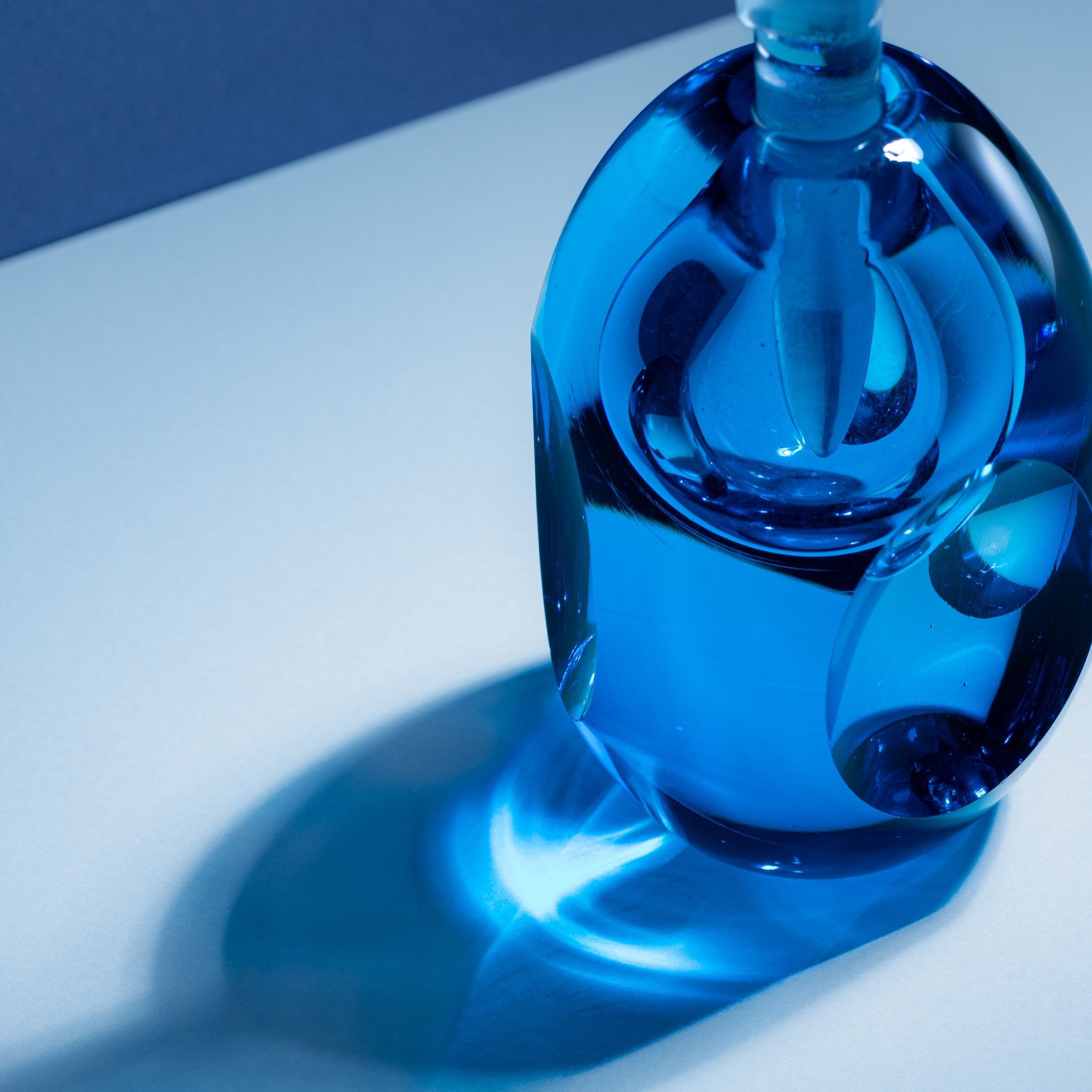Erinnerungen an die Farben des Ozeans Blau Parfümflasche