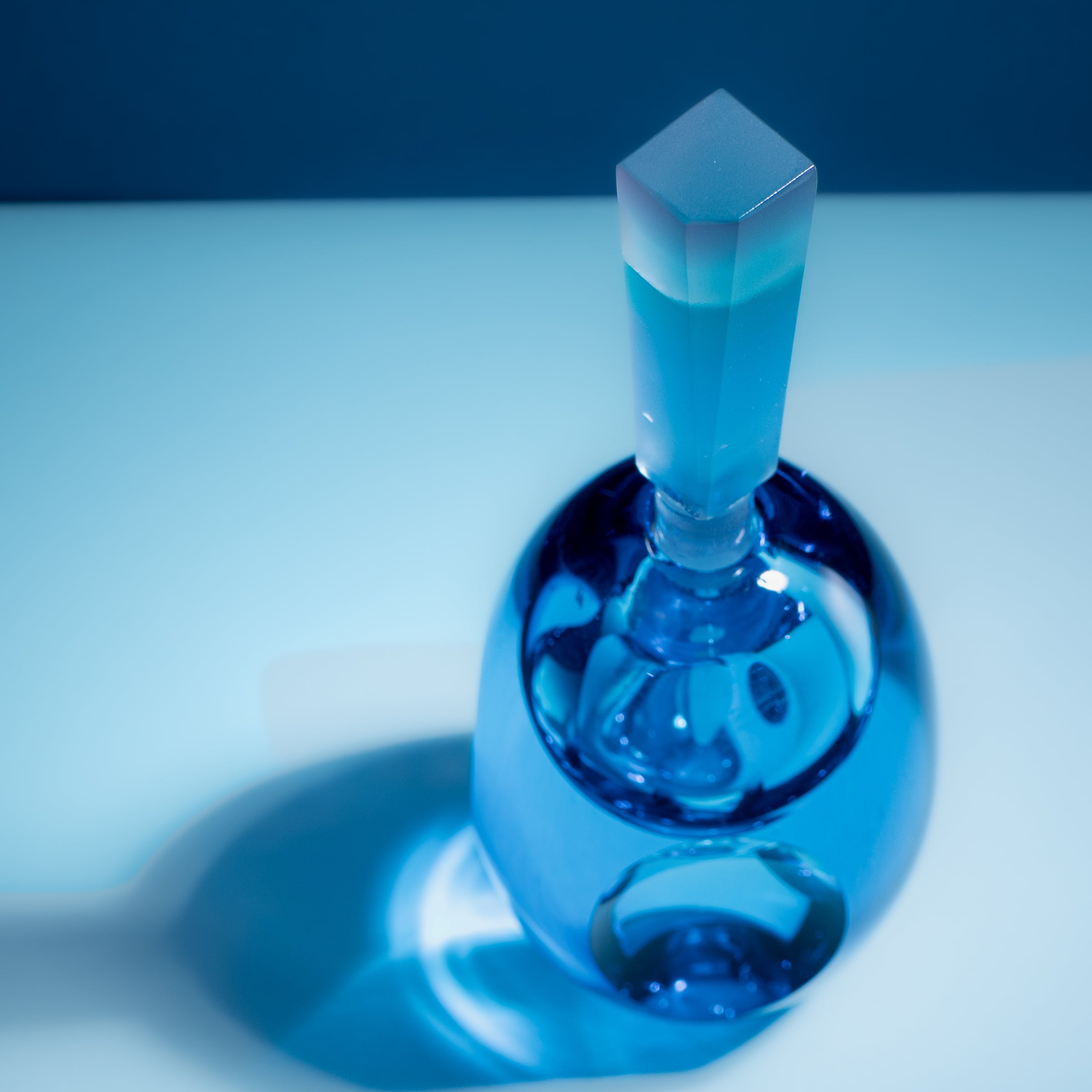 Erinnerungen an die Farben des Ozeans Blau Parfümflasche