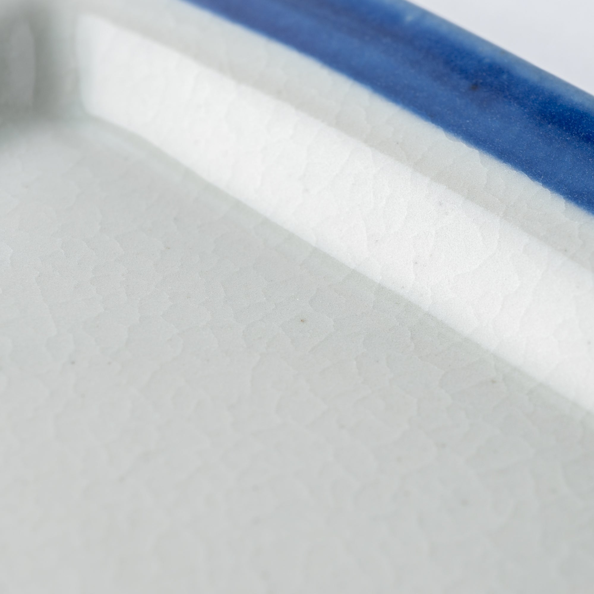 Quadratischer Beilagenteller mit blauem Pinselrand