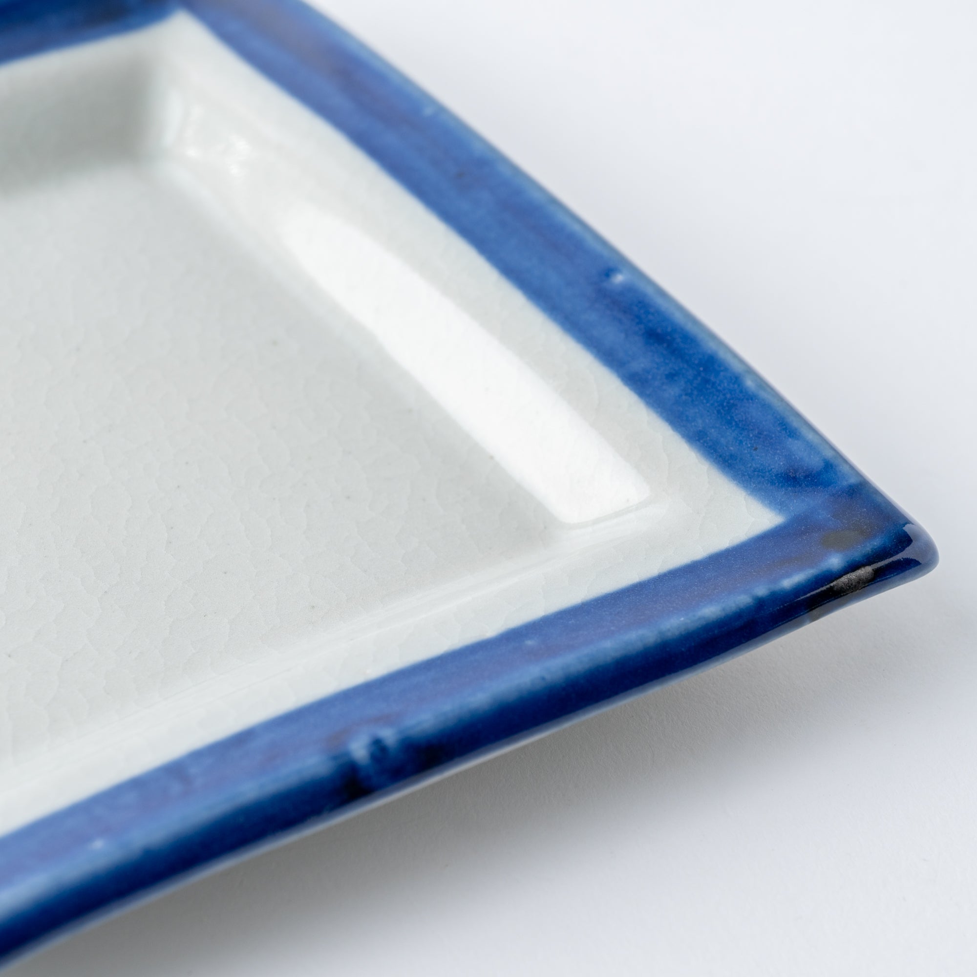 Quadratischer Beilagenteller mit blauem Pinselrand