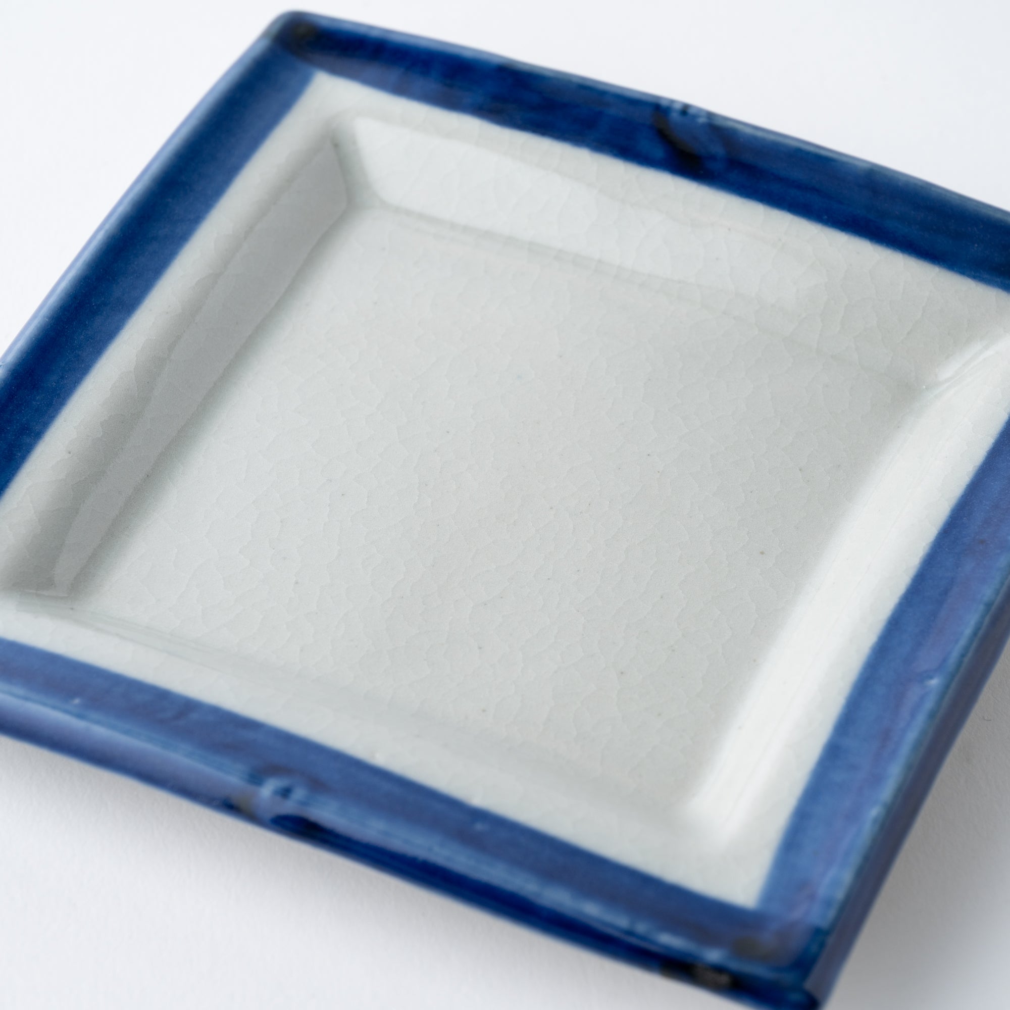 Quadratischer Beilagenteller mit blauem Pinselrand