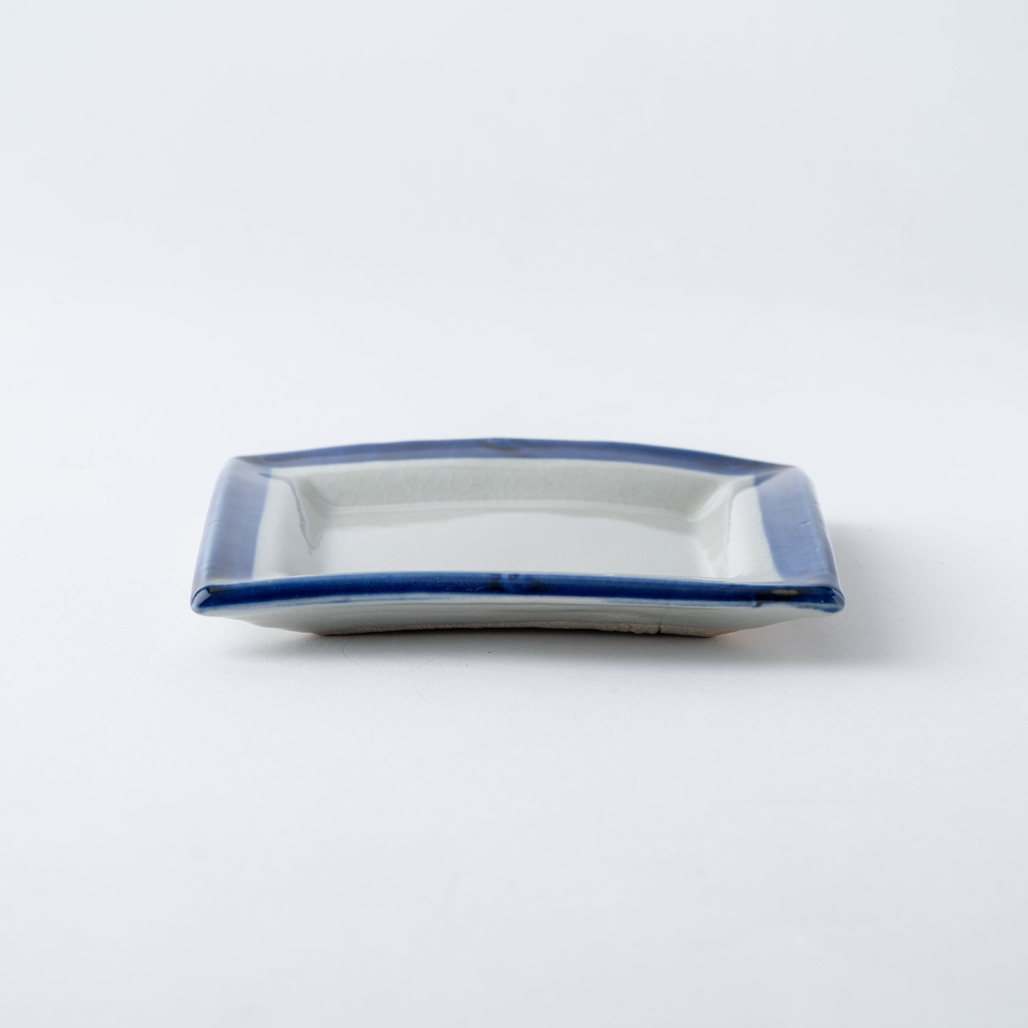 Quadratischer Beilagenteller mit blauem Pinselrand
