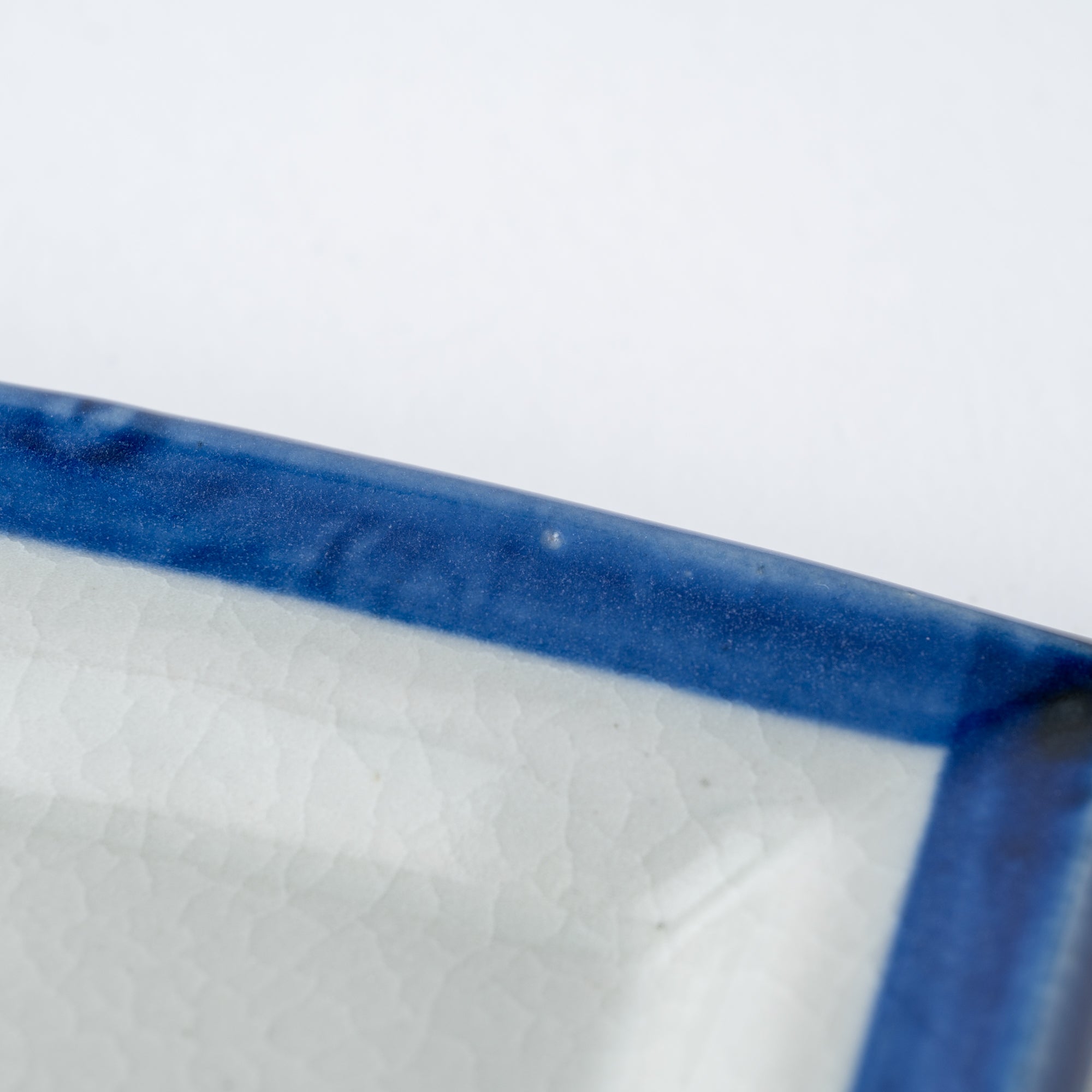 Quadratischer Beilagenteller mit blauem Pinselrand